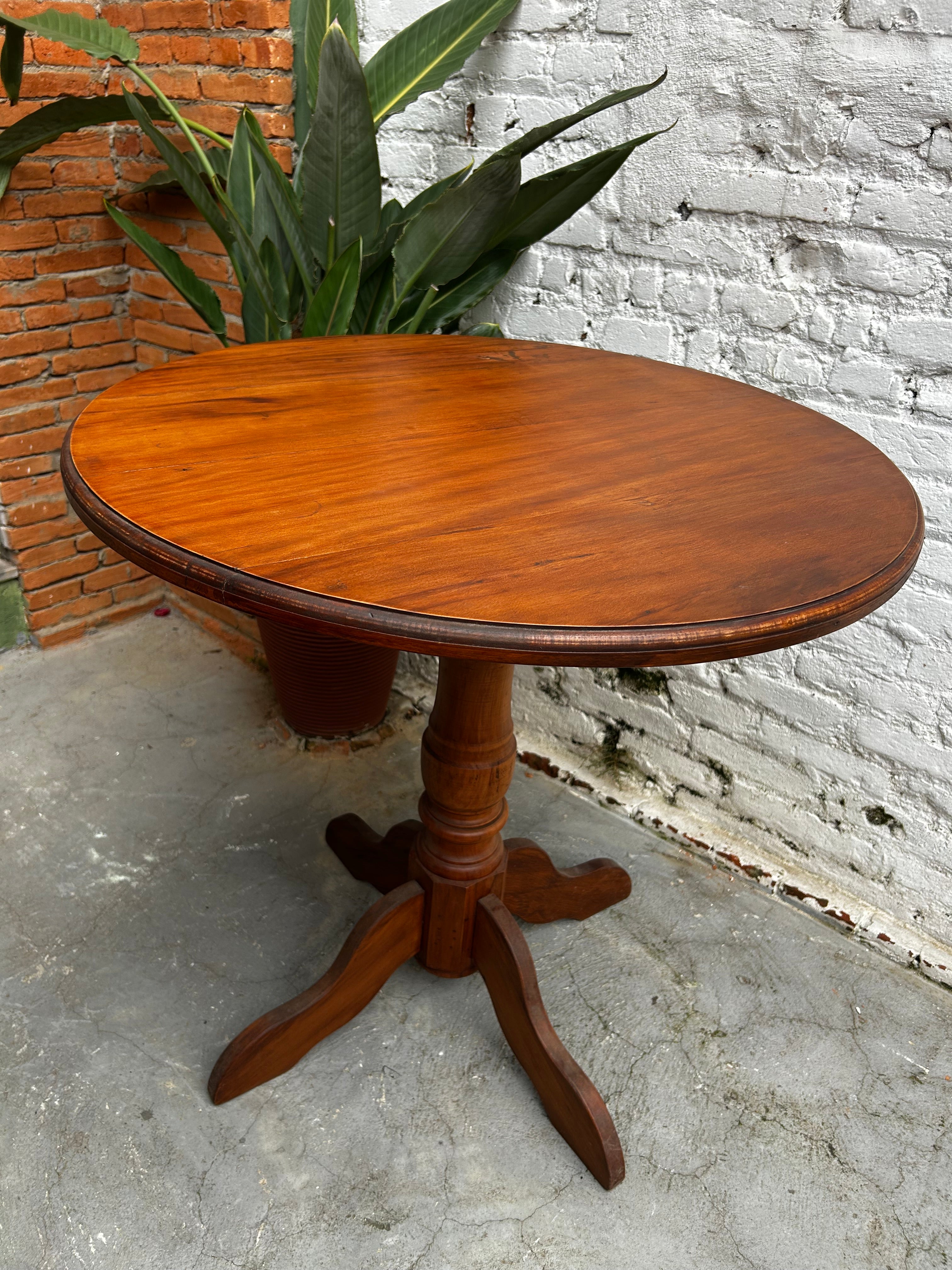 Mesa de jantar redonda em peroba rosa com pés torneados 