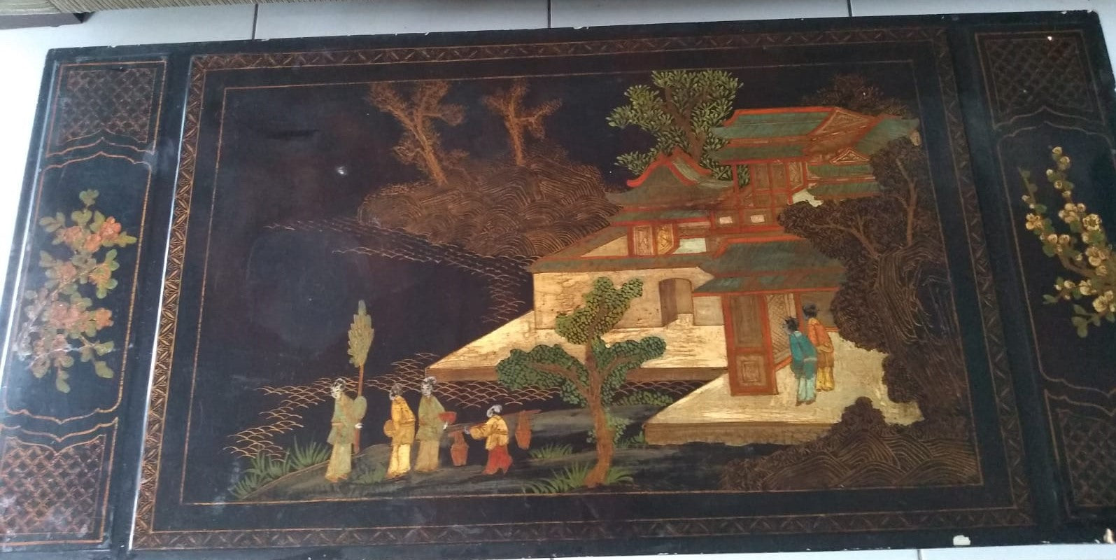 mesa de centro chinesa em laca com motivo chinoiserie