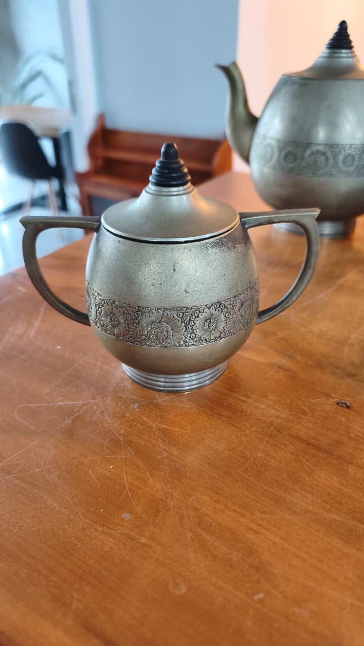 Conjunto Antigo para Chá e Café em Latão com Detalhes Florais – 4 Peças