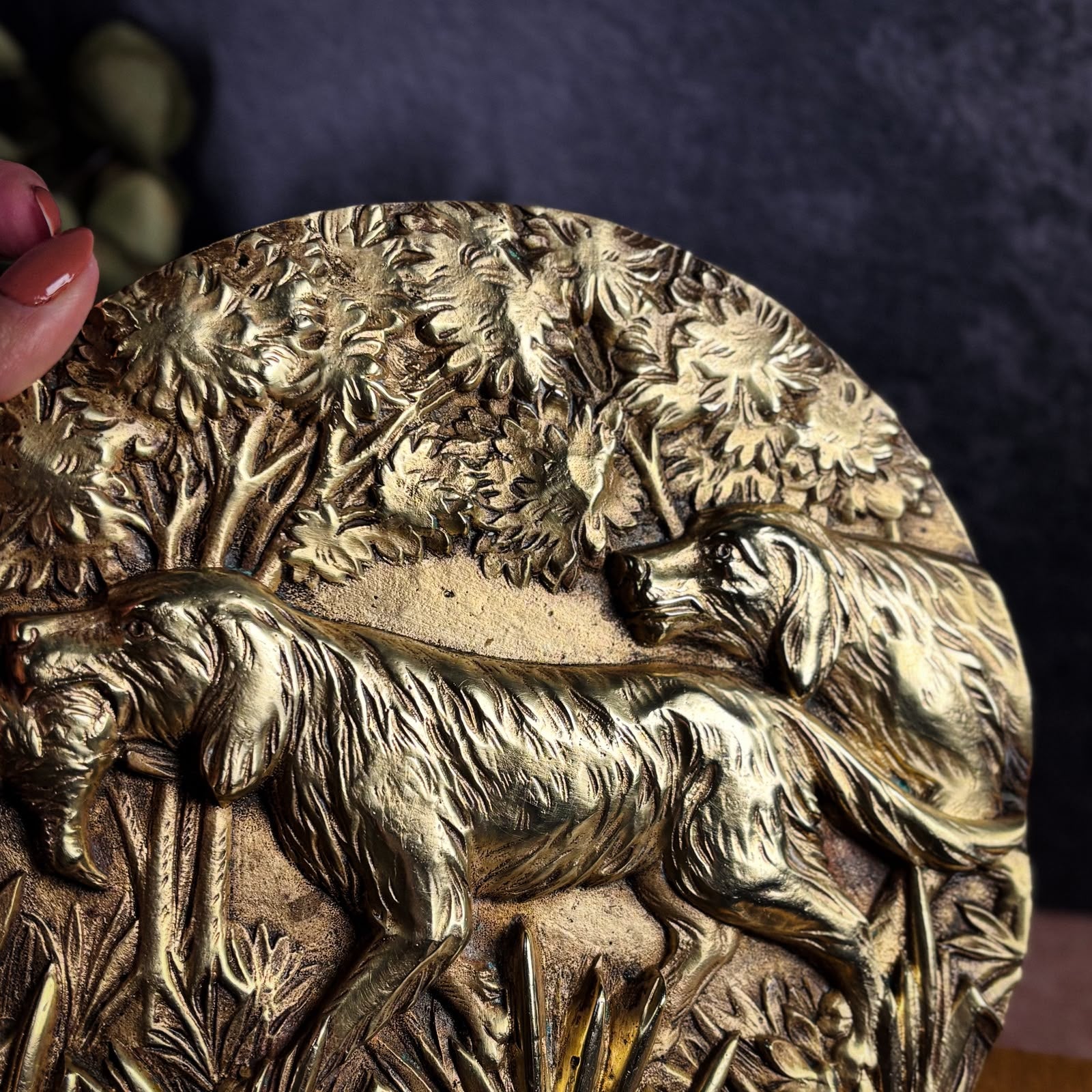 Medalhão colecionável em bronze com cães de caça, anos 1950/1970