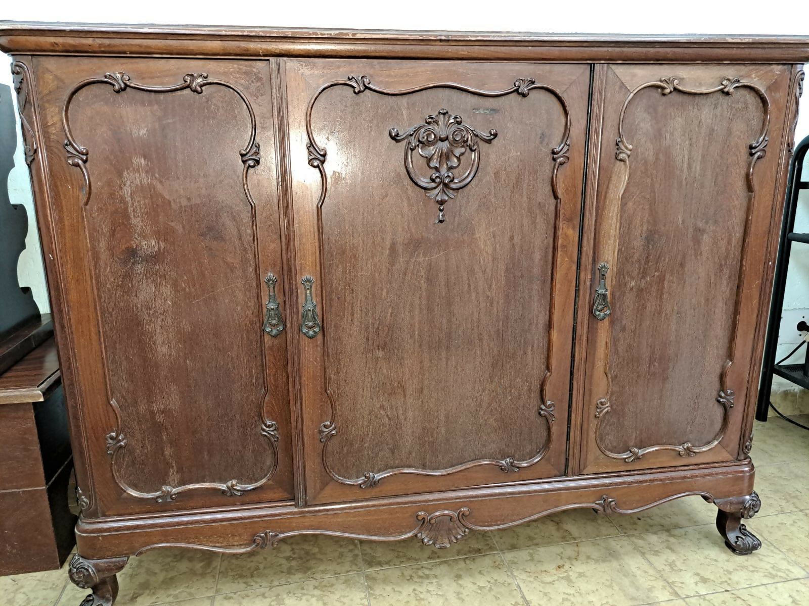 Espetacular cômoda / buffet antigo em madeira nobre com um vidro na espessura 0,8 cm em cima da peça para proteção