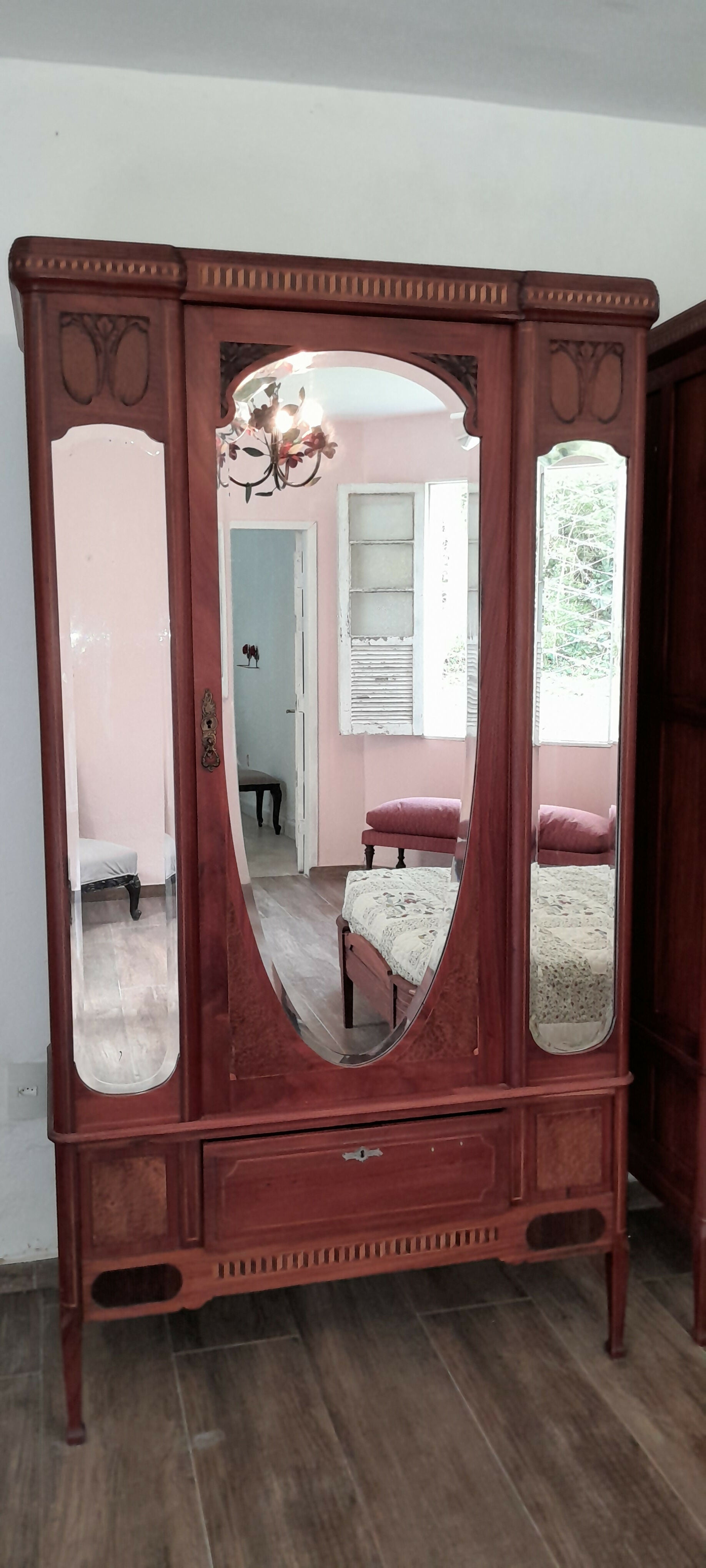 Guarda-roupa centenário em marchetaria (menor)