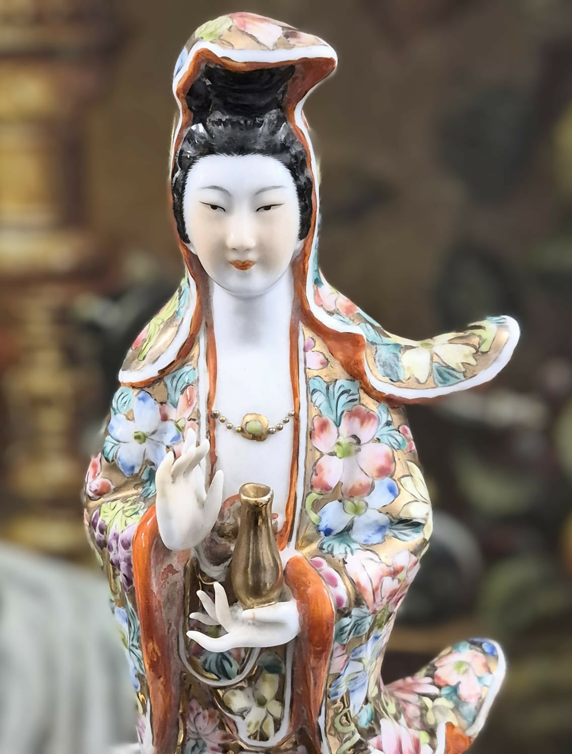 Estatueta da Deusa da Compaixão e Sabedoria Kuan Yin, decorada ao estilo Família Rosa Mille Fleur