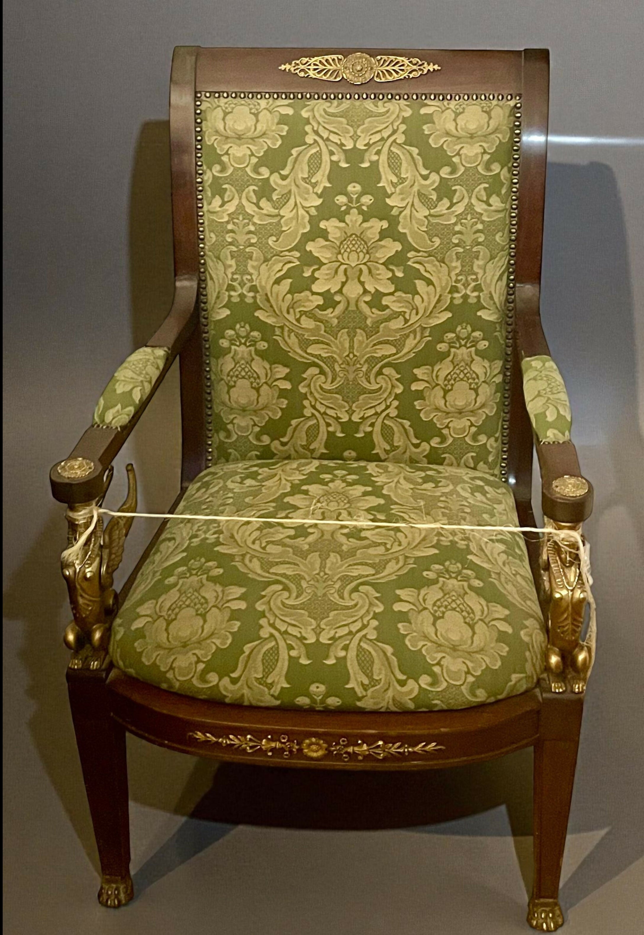 POLTRONA ANTIGA EM MADEIRA NOBRE COM DETALHES DOURADOS