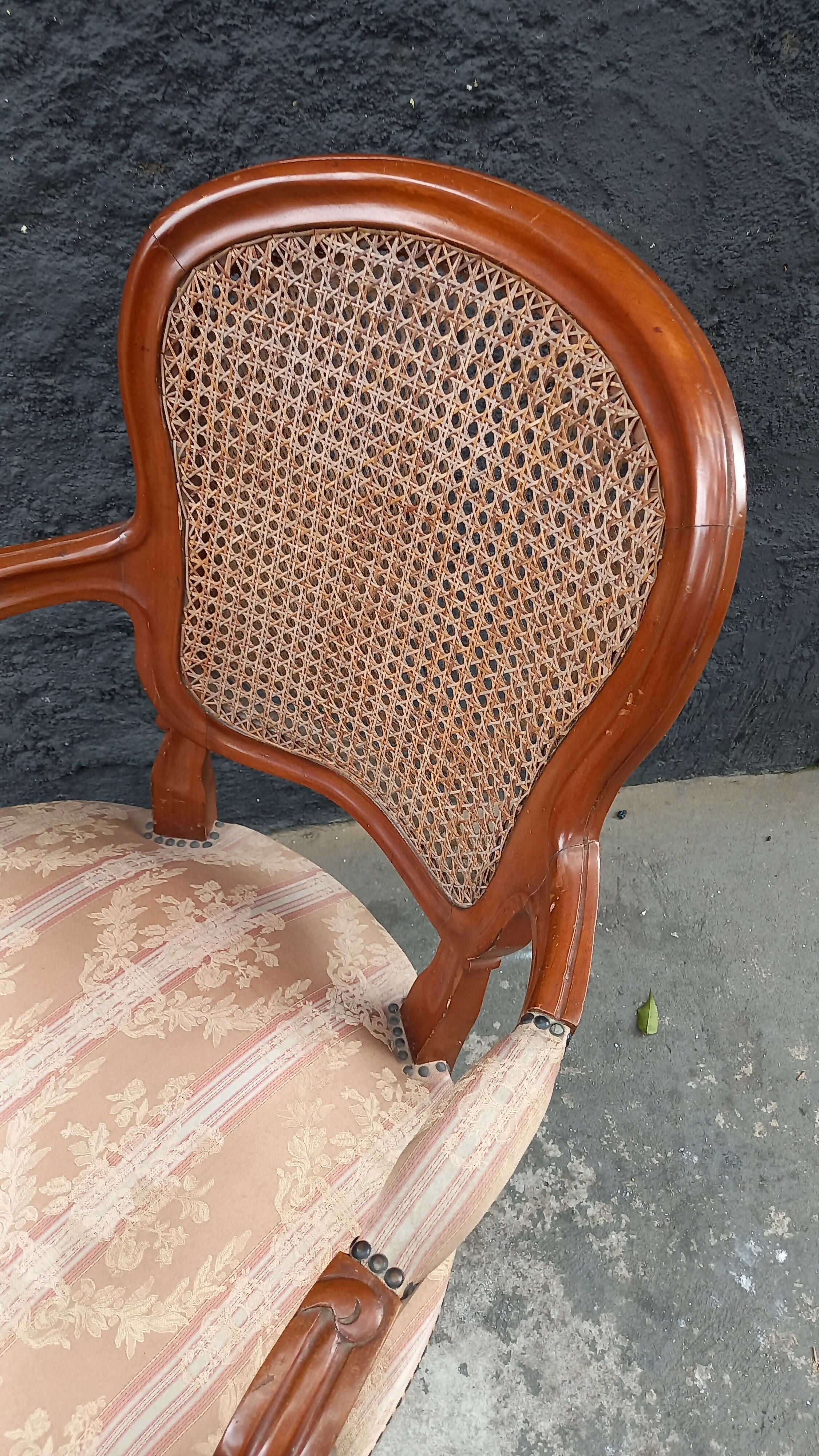 Par de poltronas antigas com palhinha no encosto