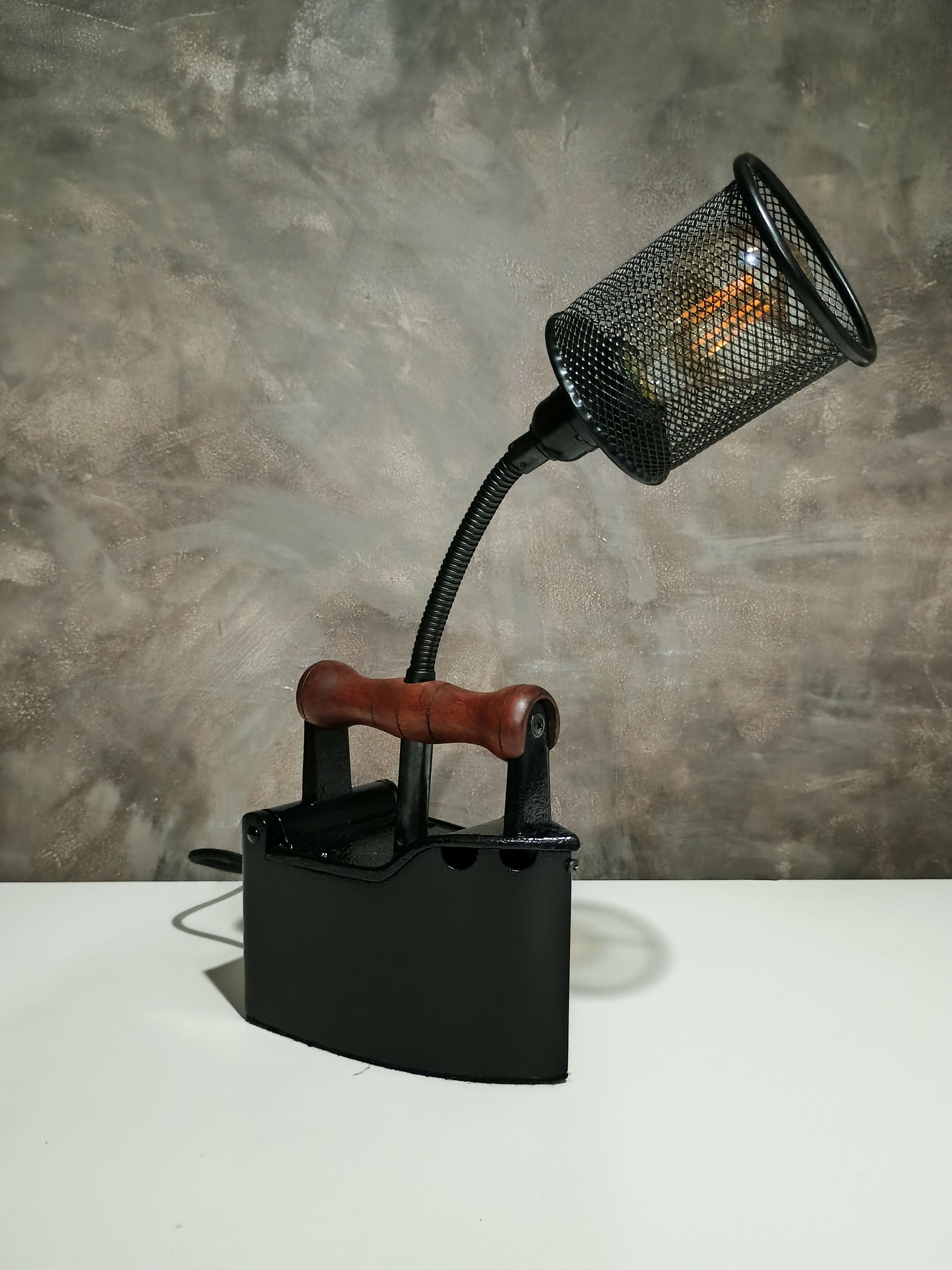 Luminária Ferro de Passar com Cúpula