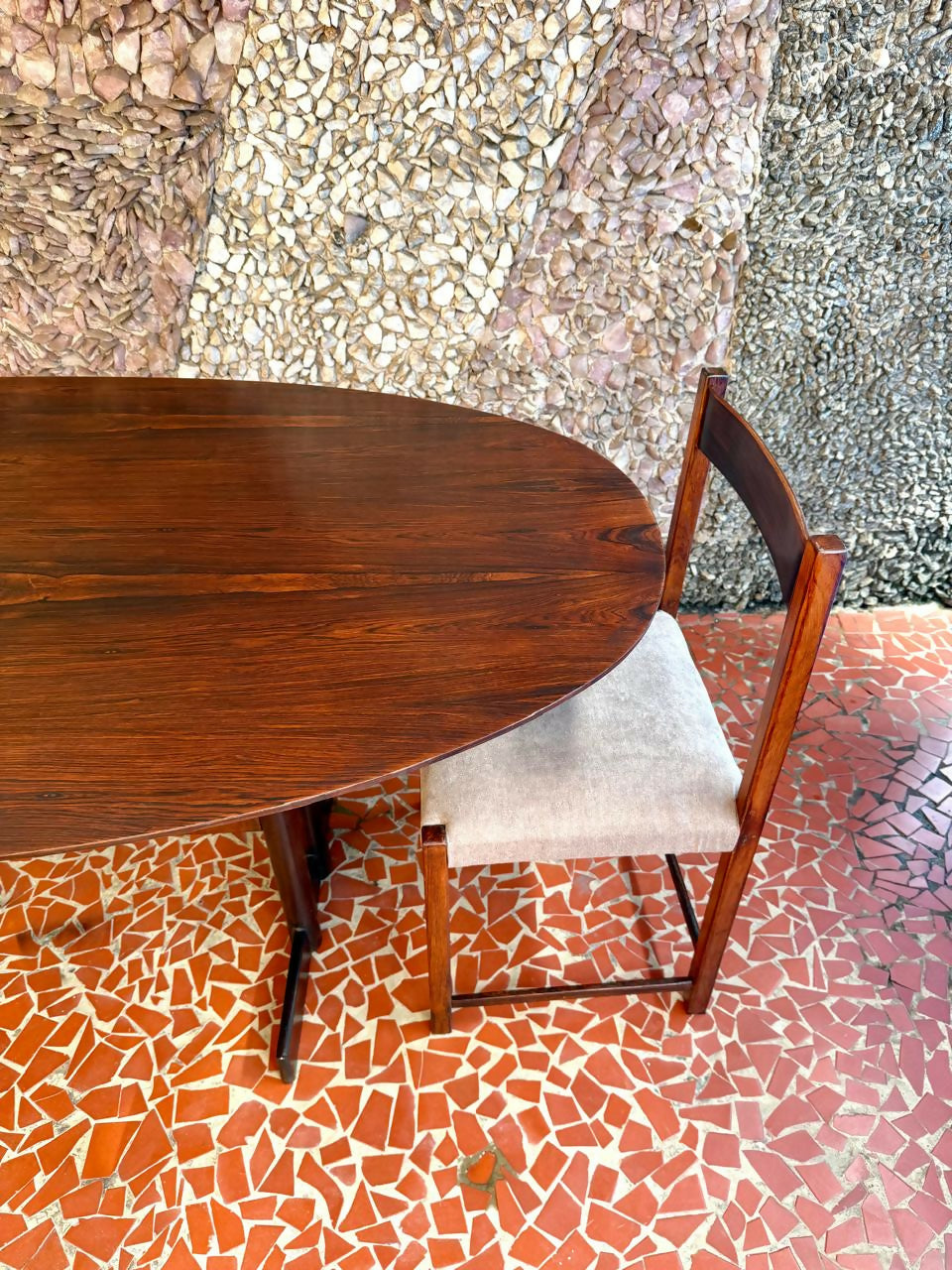 Mesa de jantar Oval Novo Rumo em Jacarandá