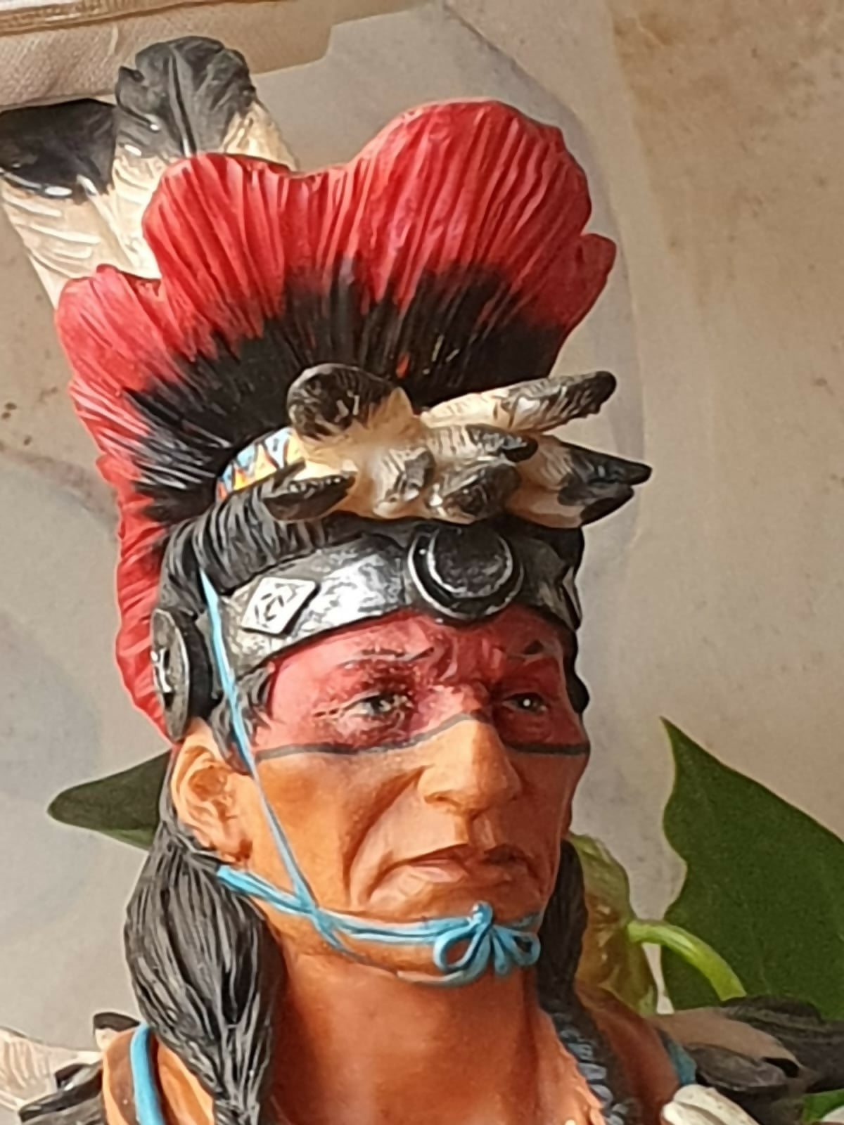 Escultura de índigena guerreiro norte americano em resina