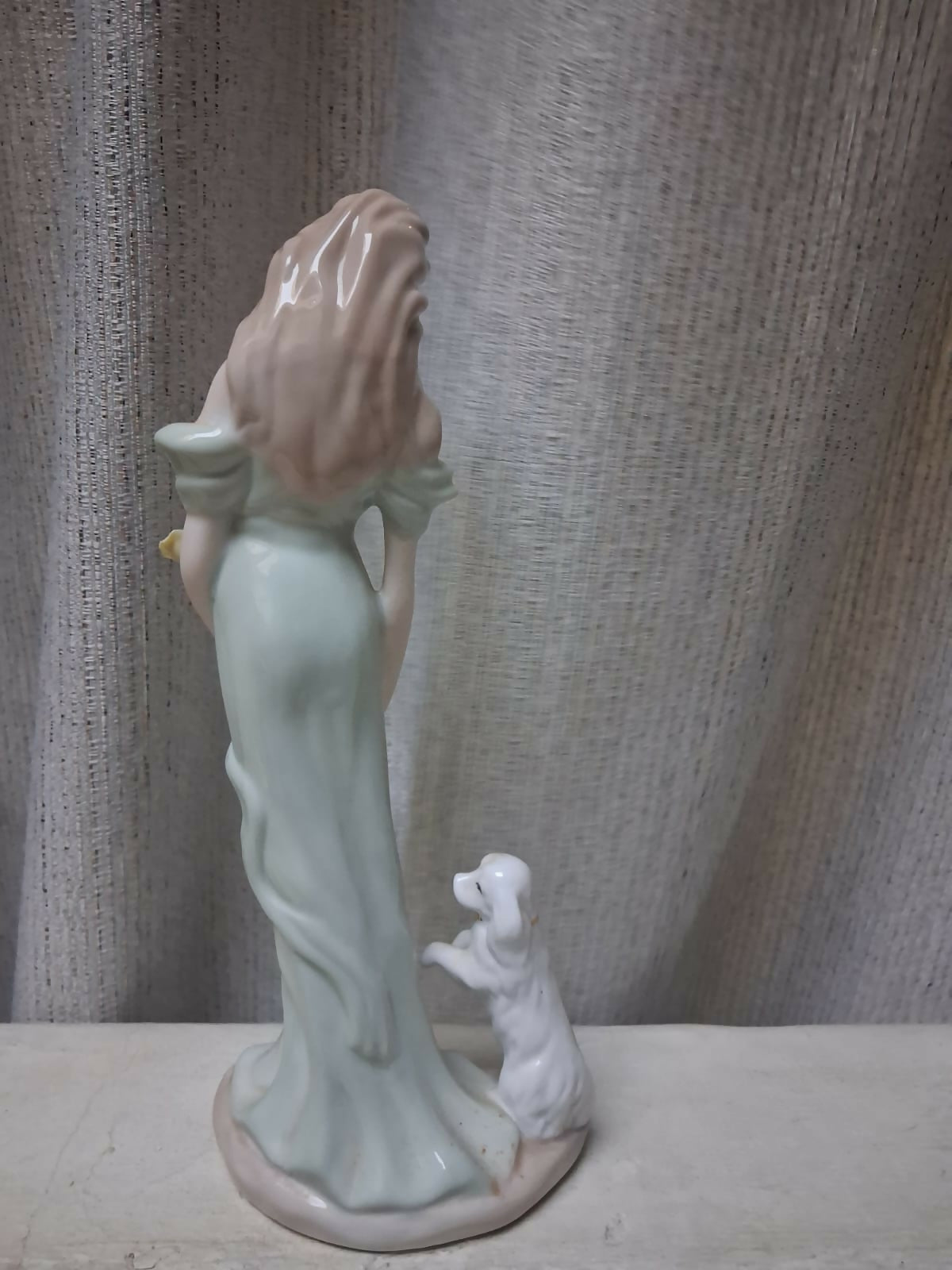 Estátua de porcelana - Mulher com vestido verde e cachorrinho