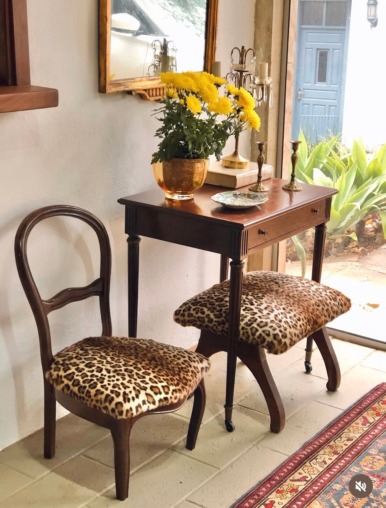 Banqueta de madeira com estofado de animal print (onça)