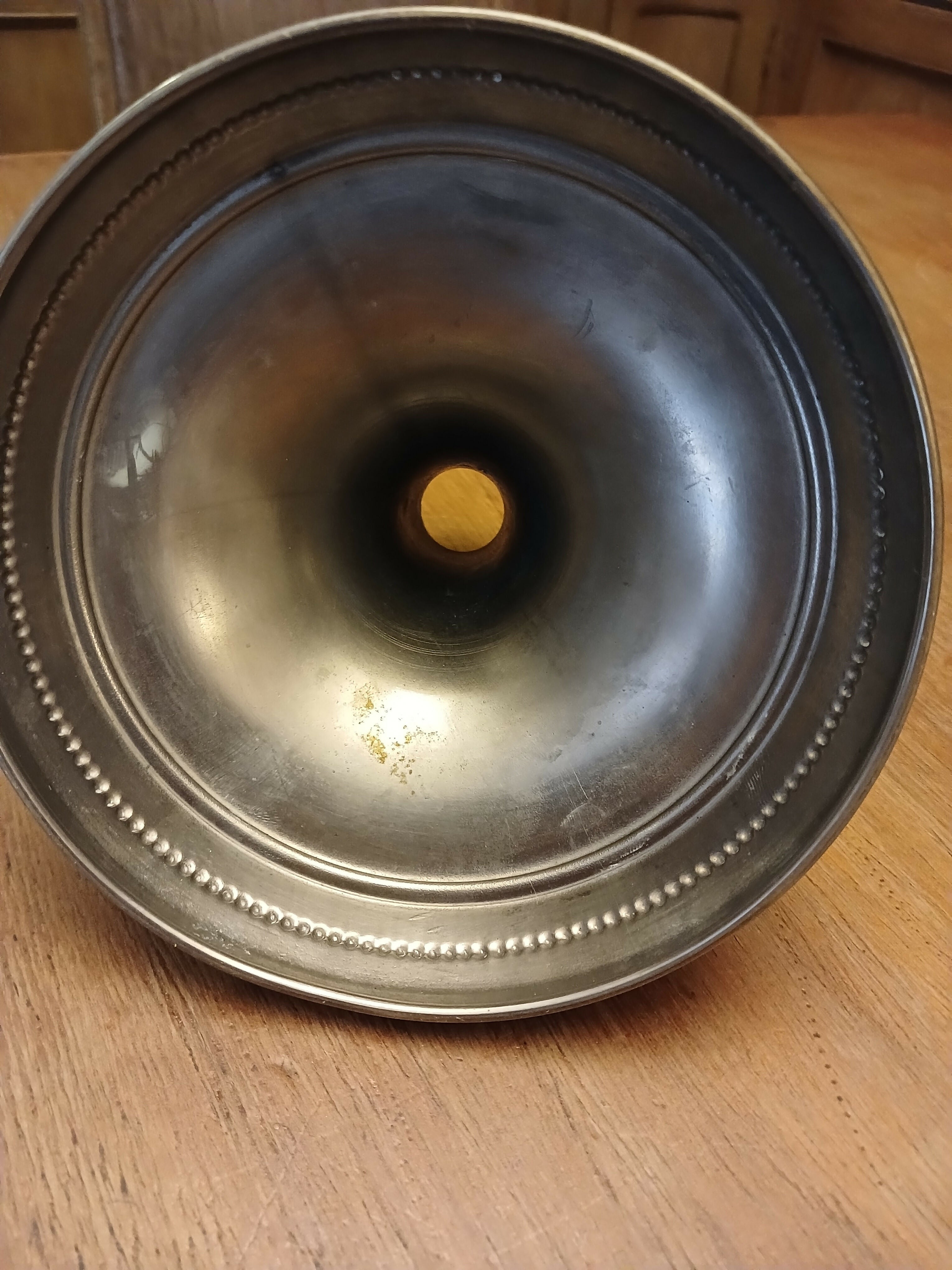 Fruteira antiga de pedestal em metal