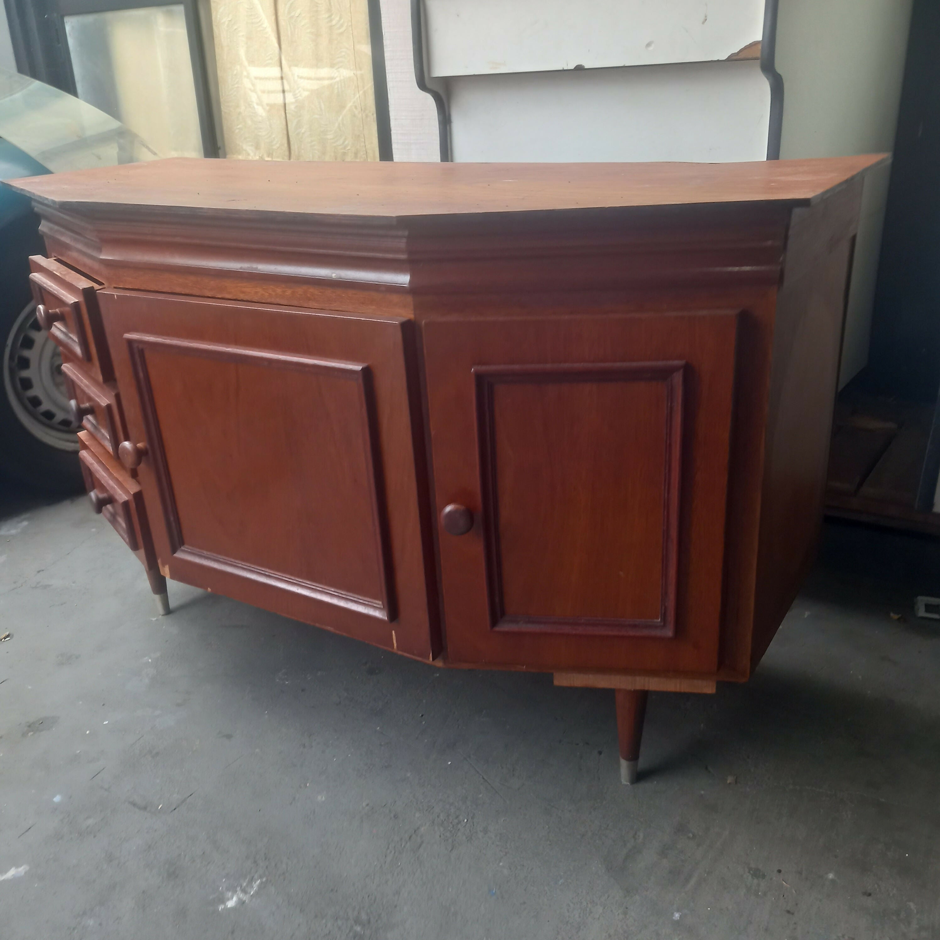 Aparador / Buffet de madeira com 2 portas e 3 gavetas