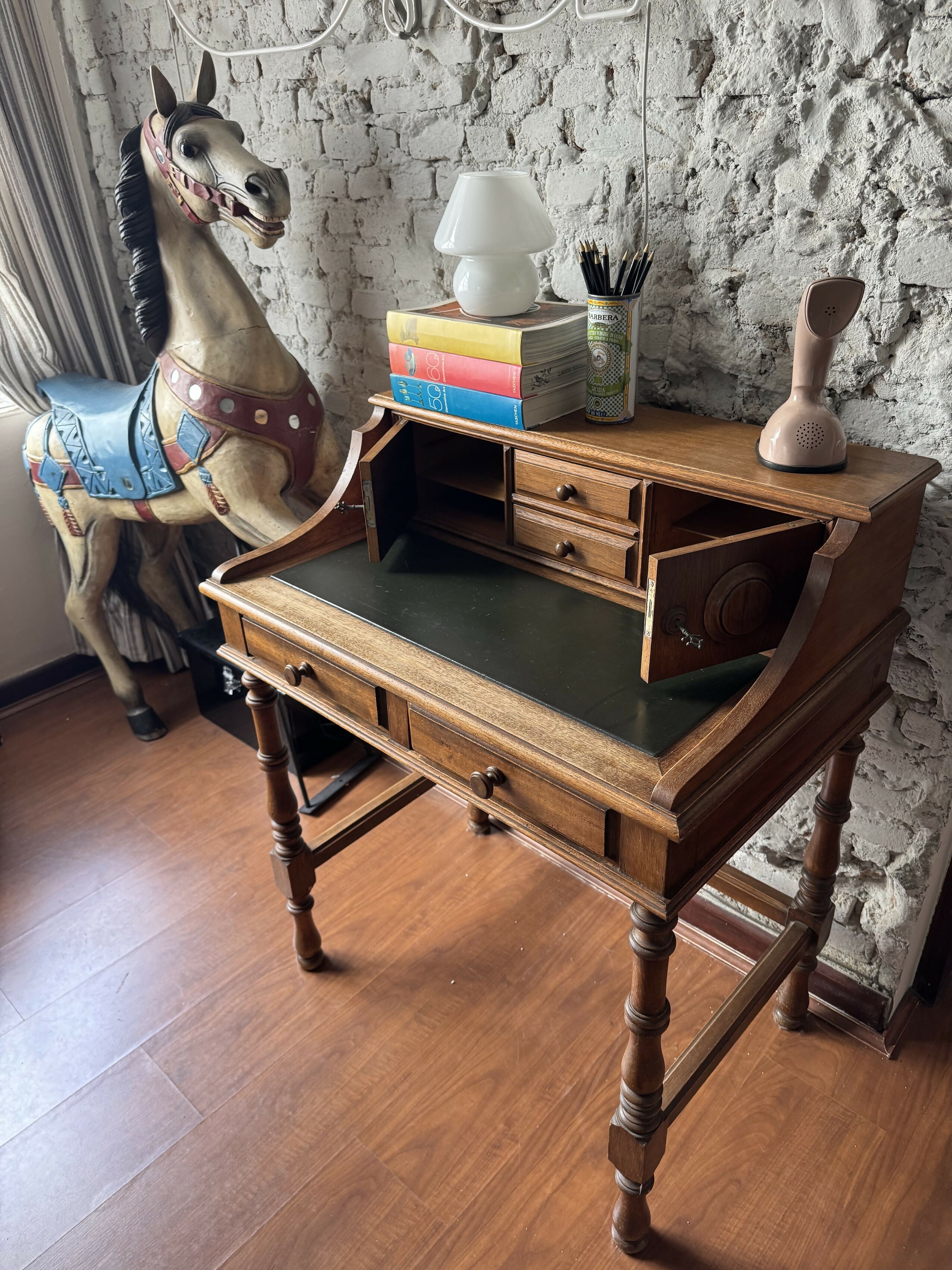 Escrivaninha / penteadeira em madeira maciça