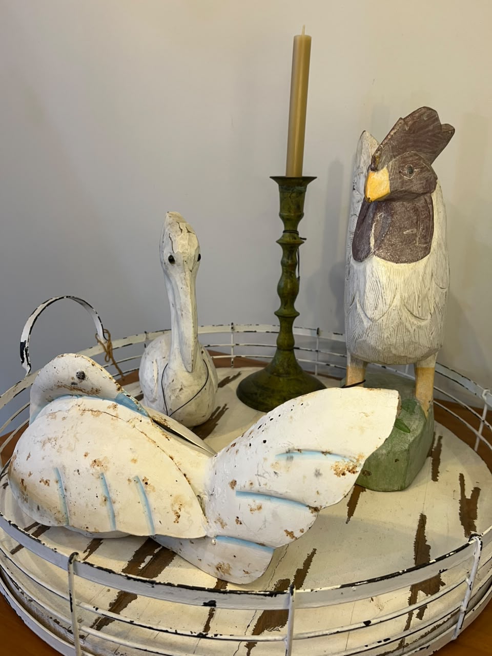 Conjunto decorativo rústico com bandeja, aves e castiçal