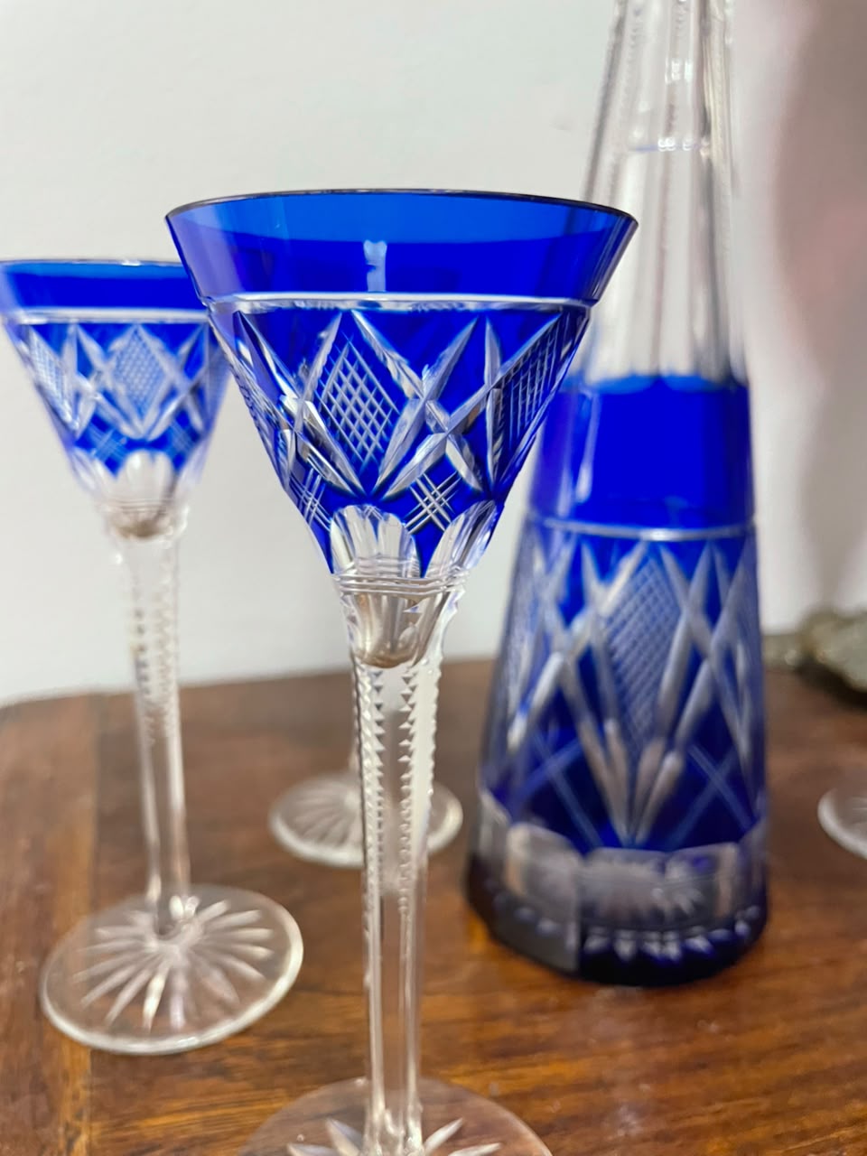 Serviço de cristal francês azul para licor: Garrafa e 5 cálices