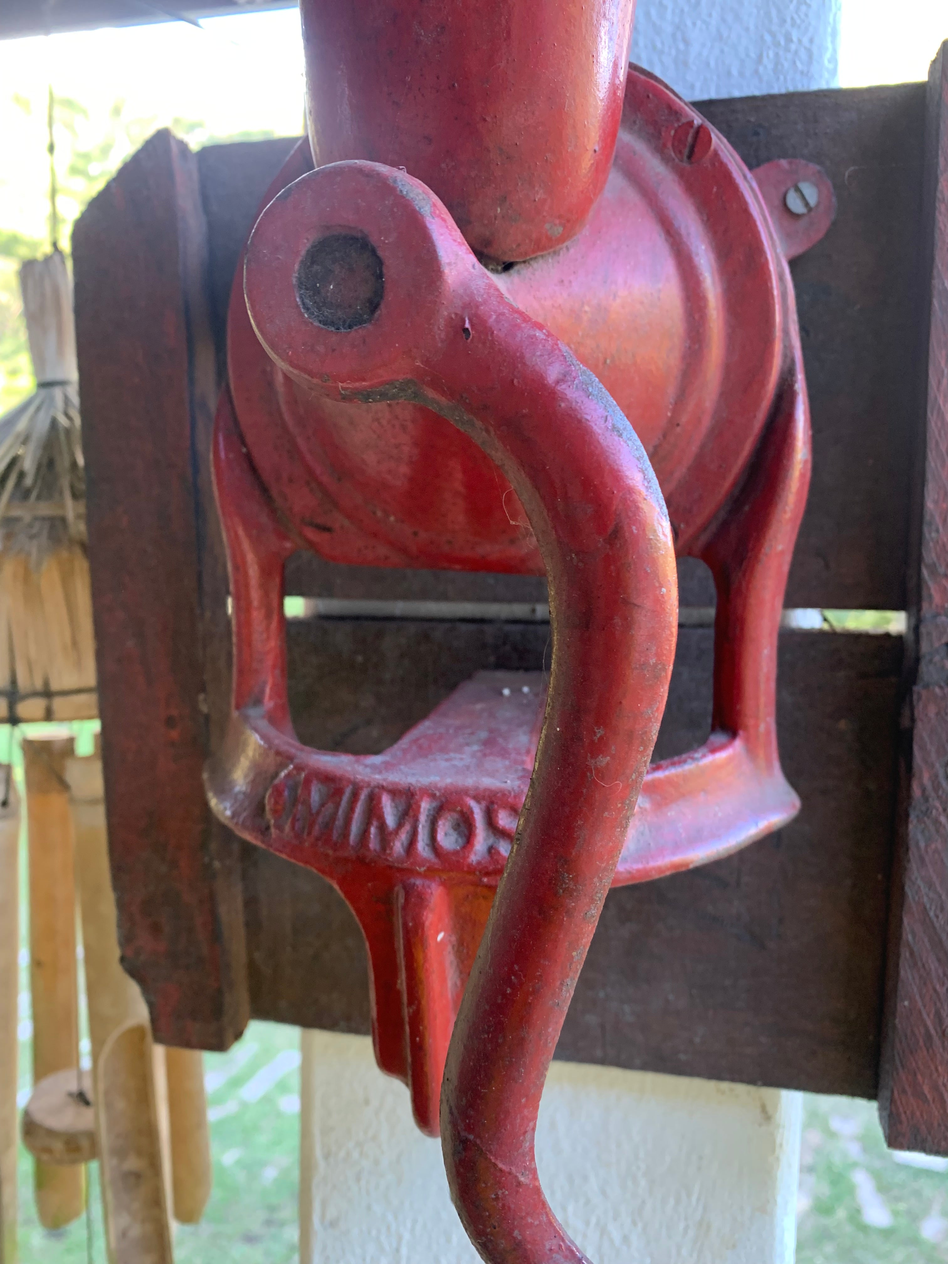 Antigo moedor de grãos Mimoso com suporte