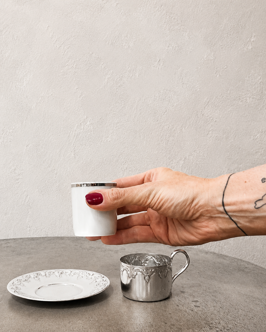 Conjunto de 6 xícaras de café em louça com suportes e pires em inox da marca Wolf
