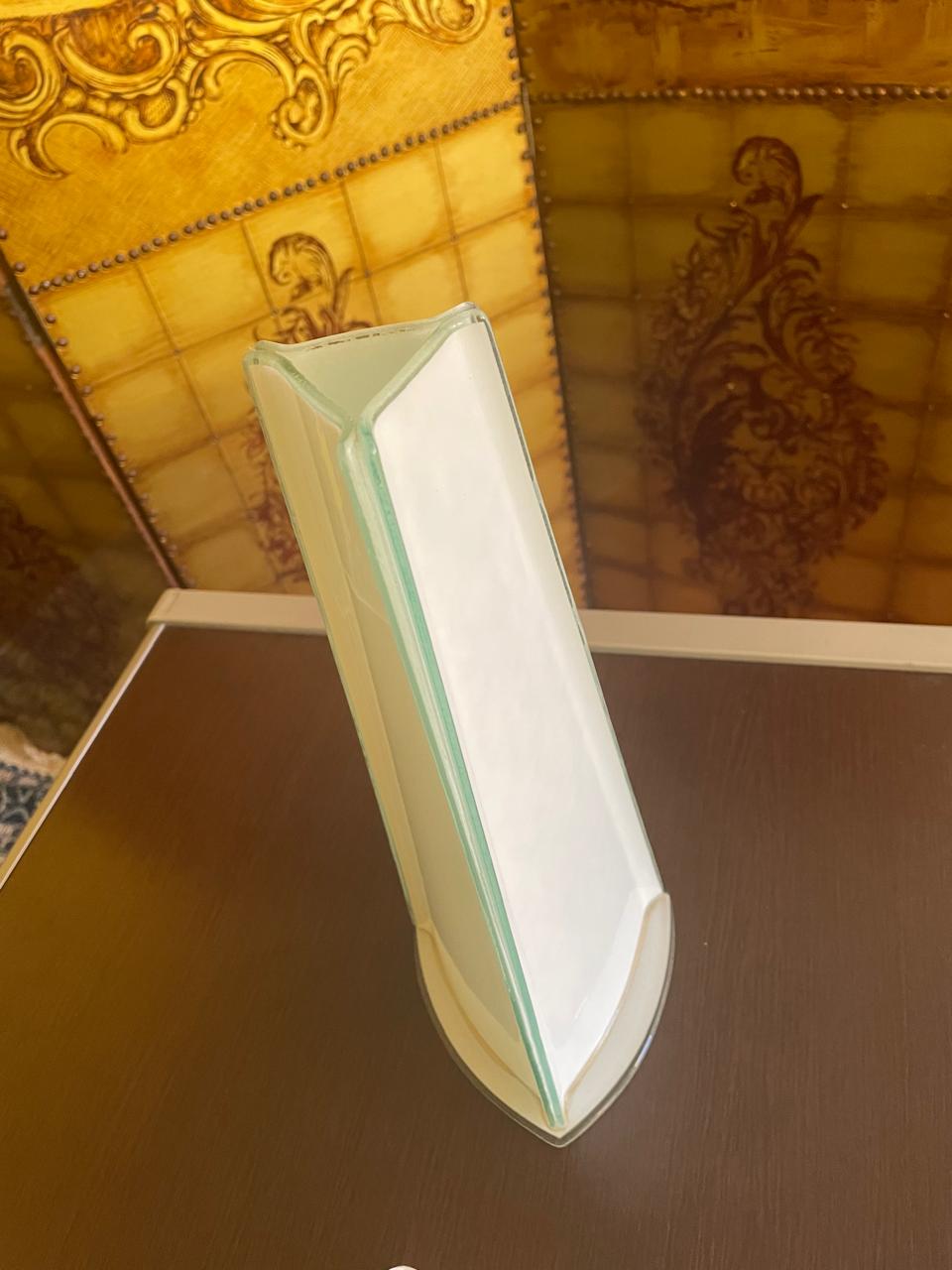 Vaso vintage solitário triangular em vidro leitoso 