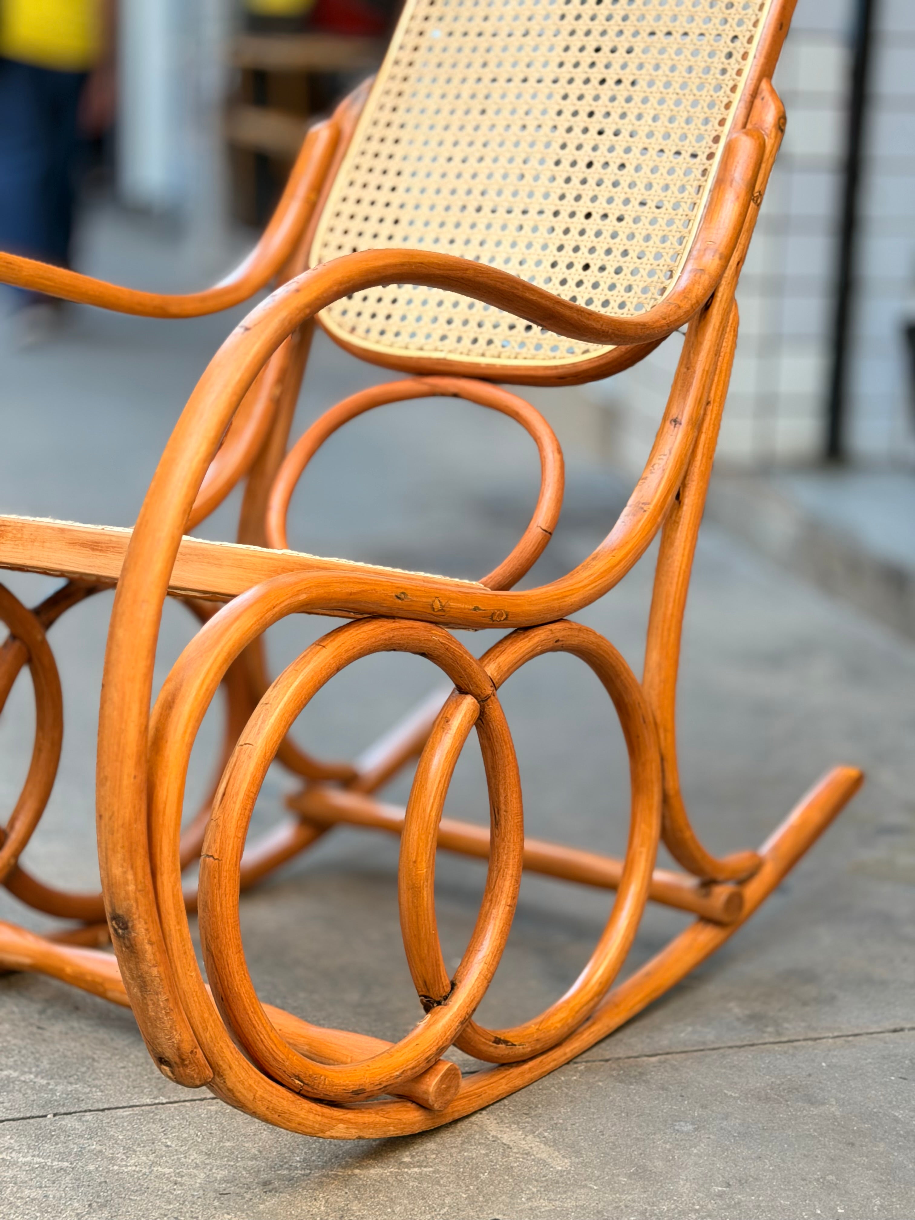 Cadeira de balanço estilo Thonart. com palhinha 