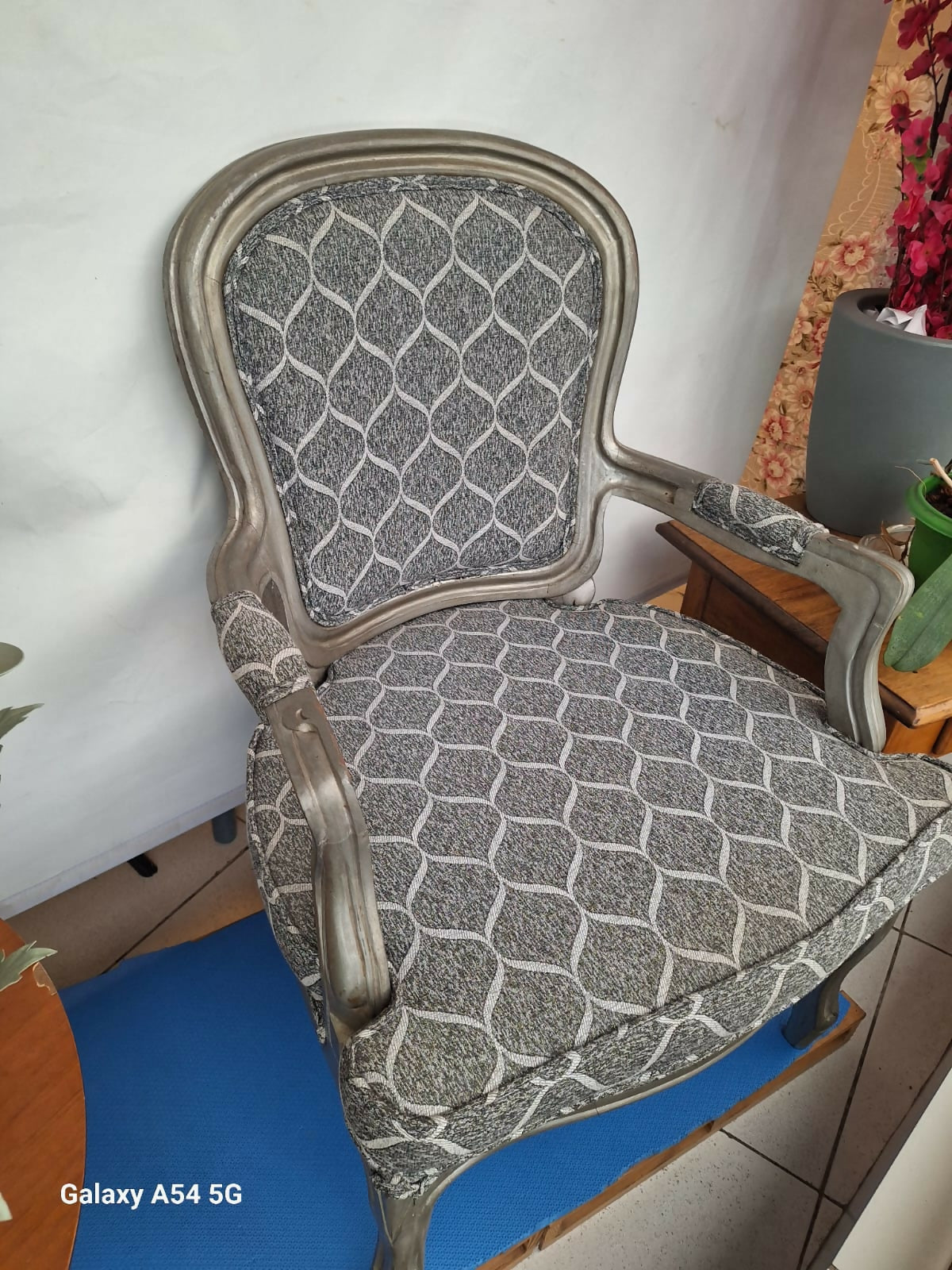 Poltrona com estofado estampado