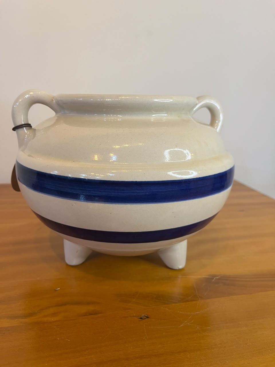 Cachepot Vintage em Cerâmica com Alças e Pés com listras em azul 
