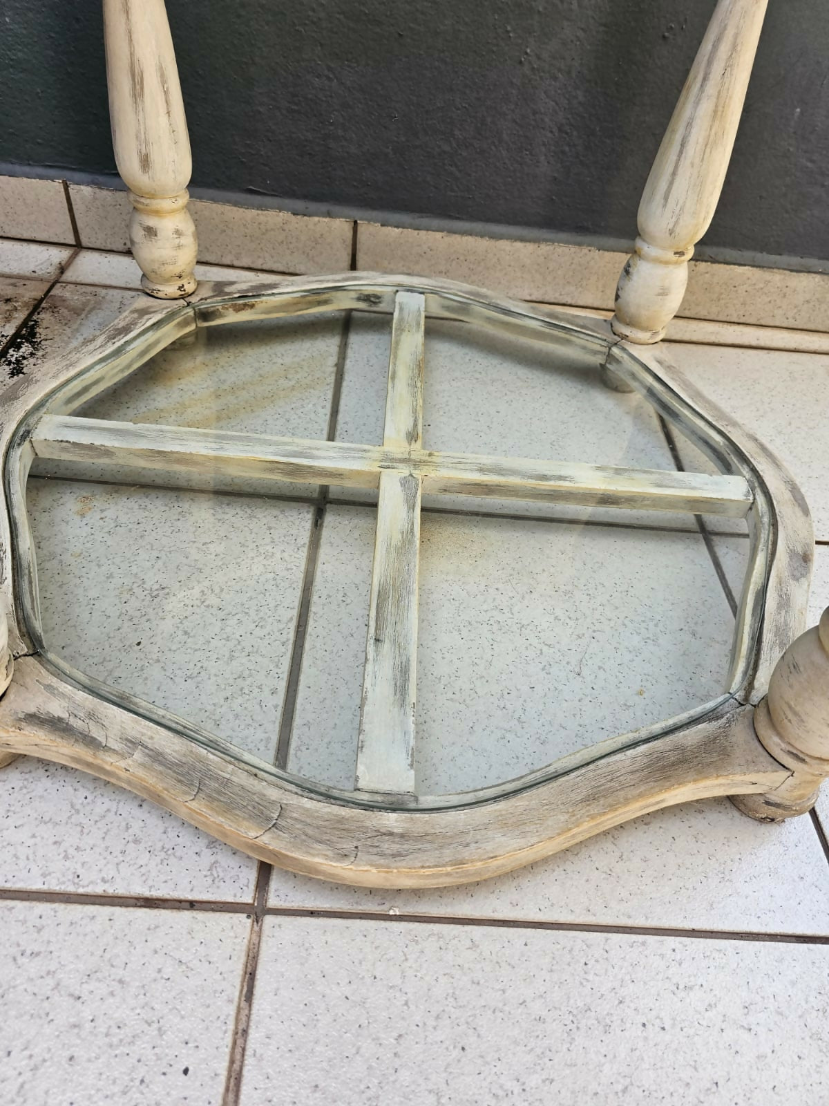 Mesa octogonal em pátina em madeira macica e vidro bisotê