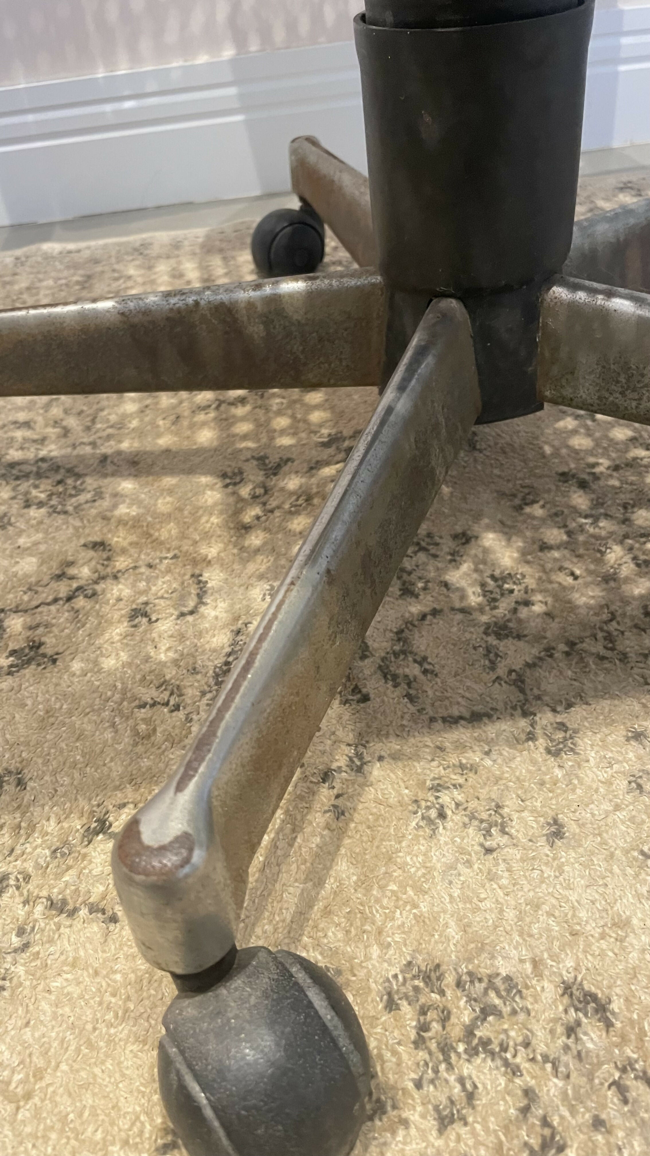 Cadeira Giratória Vintage de Palhinha — Design Modernista Brasileiro (anos 60/70)