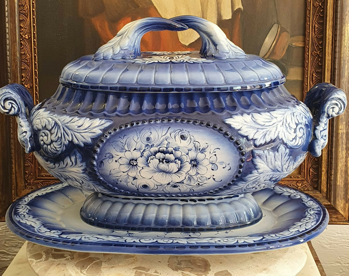 Sopeira enorme, antiga, em faiança europeia com presentoir. Linda e impecável!