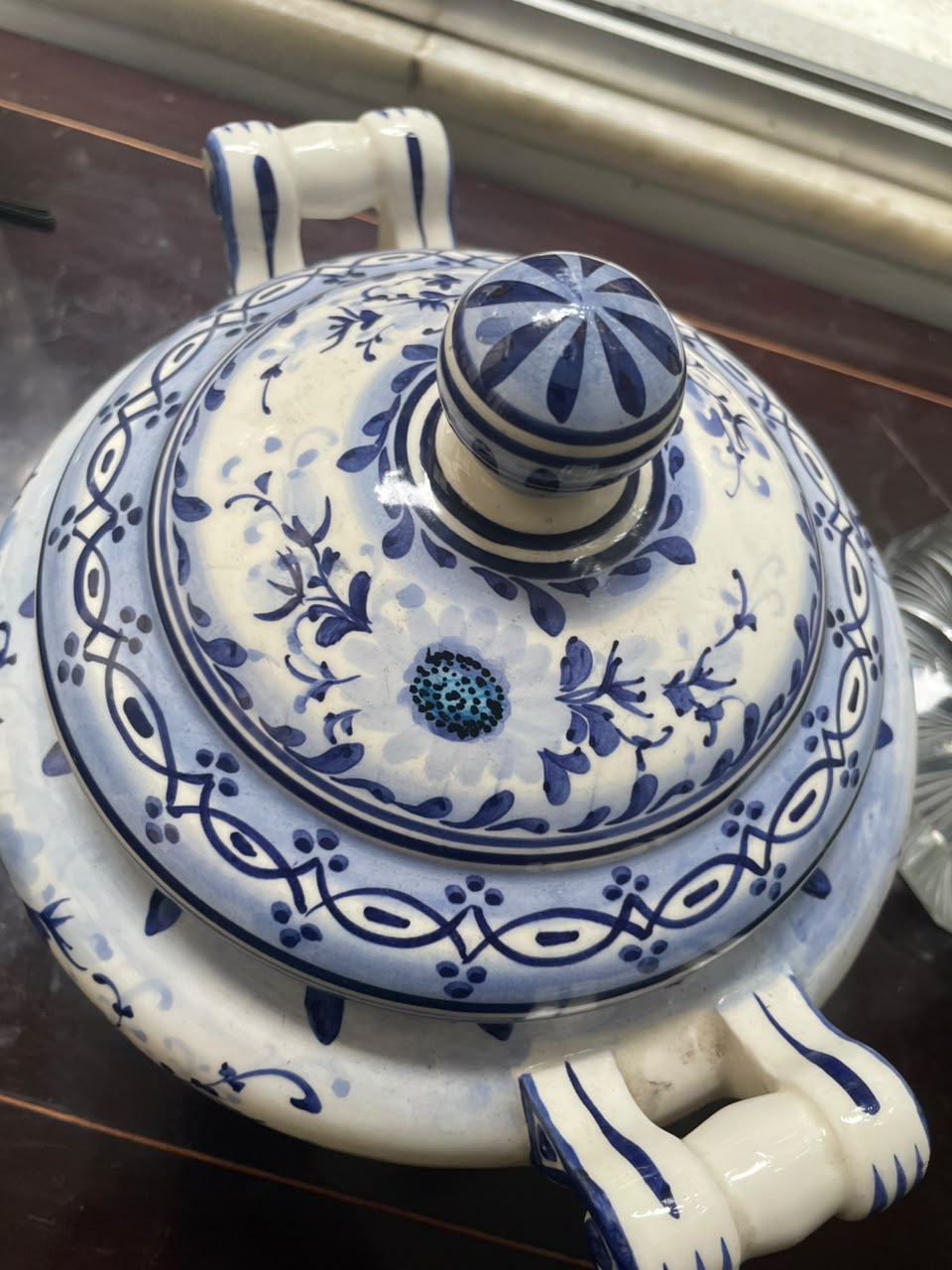 Imponente Sopeira em Faiança com Pintura Manual Azul