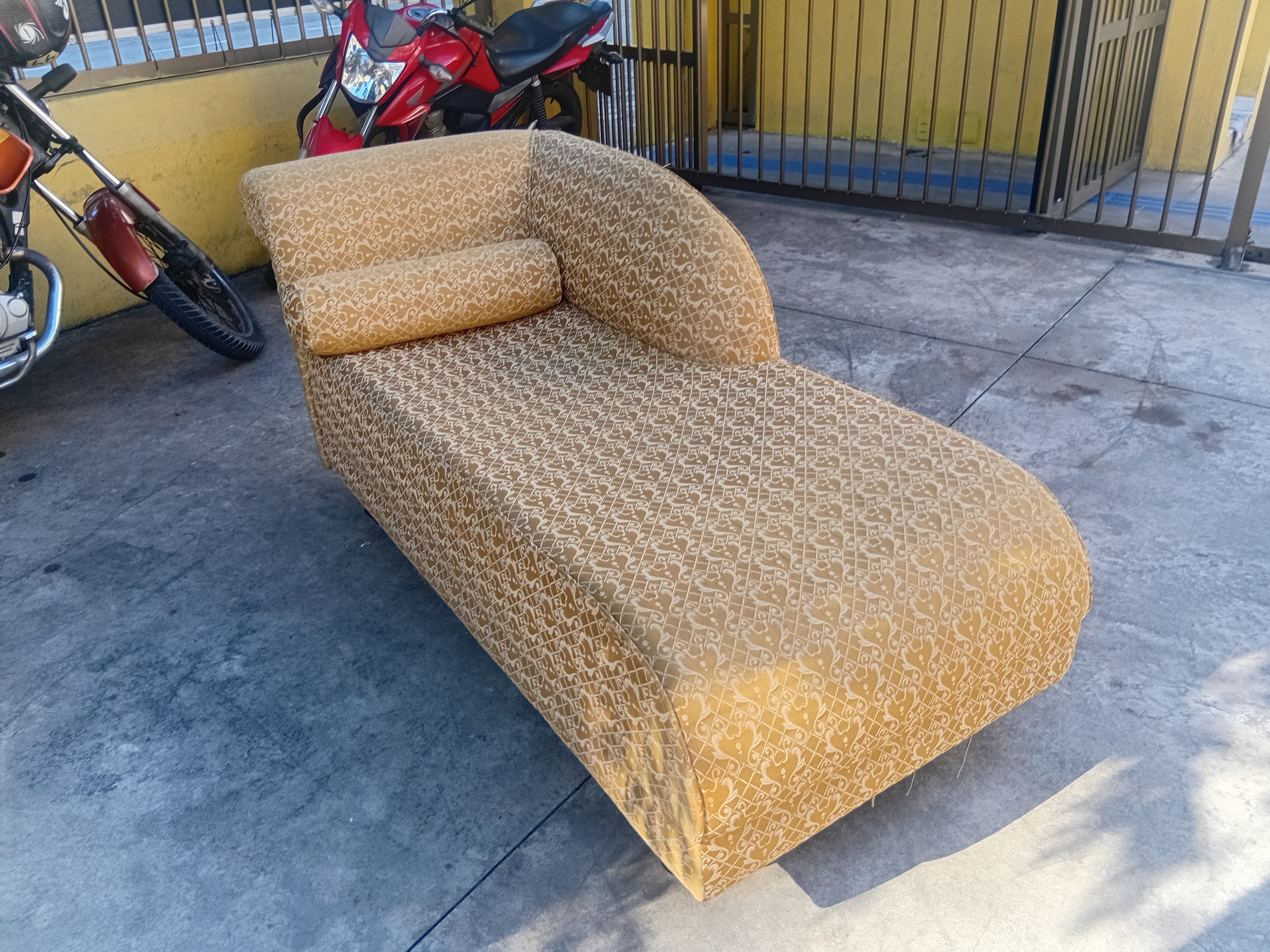 Sofá / Recamier em tecido amarelo estampado 