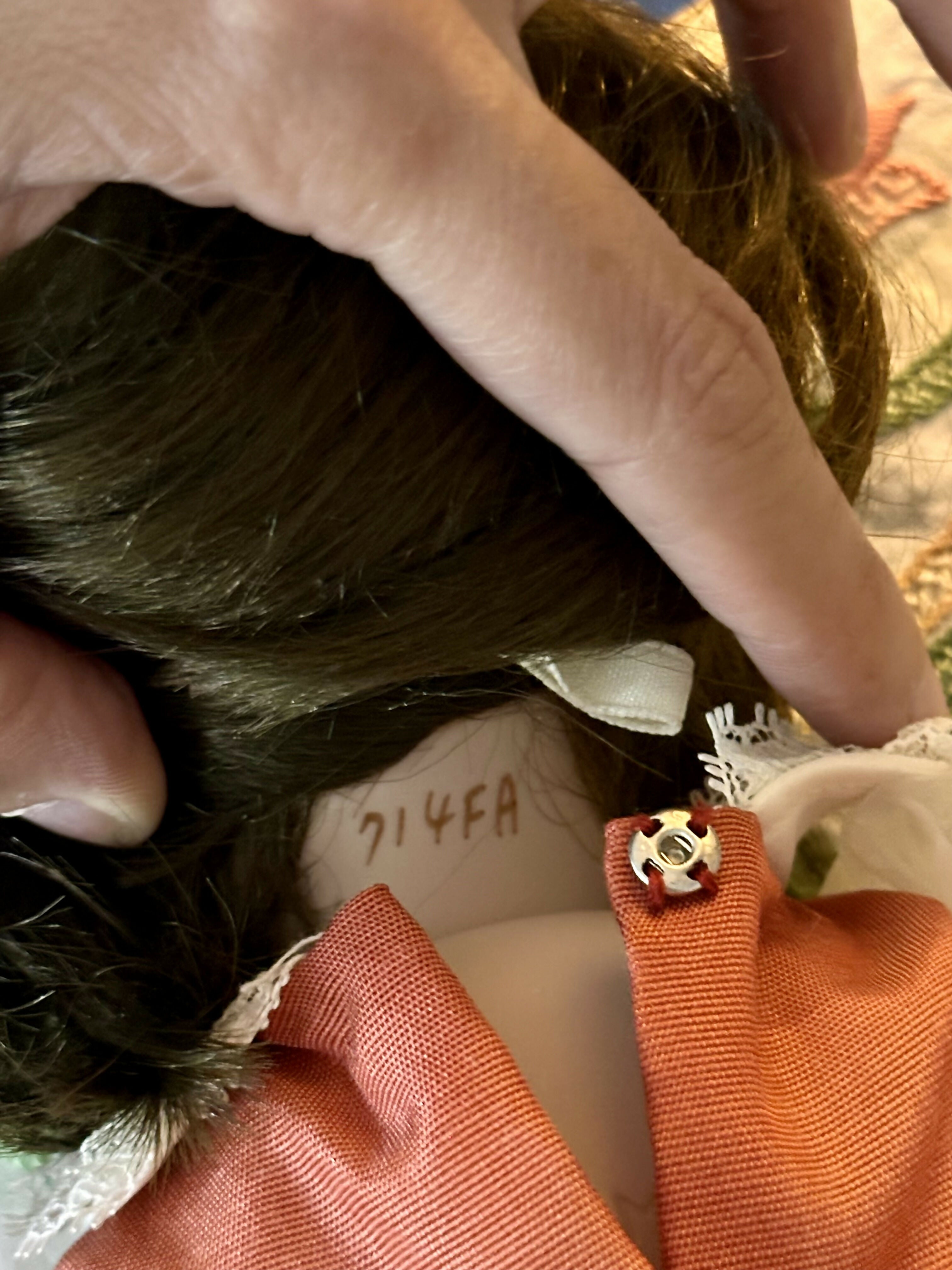 Vintage boneca violinista colecionável e numerada São bonecas exclusiva de influência vitoriana “Little Performers” em 1997 pelas Galerias Ashton-Drake. “Lauren” é feita à mão