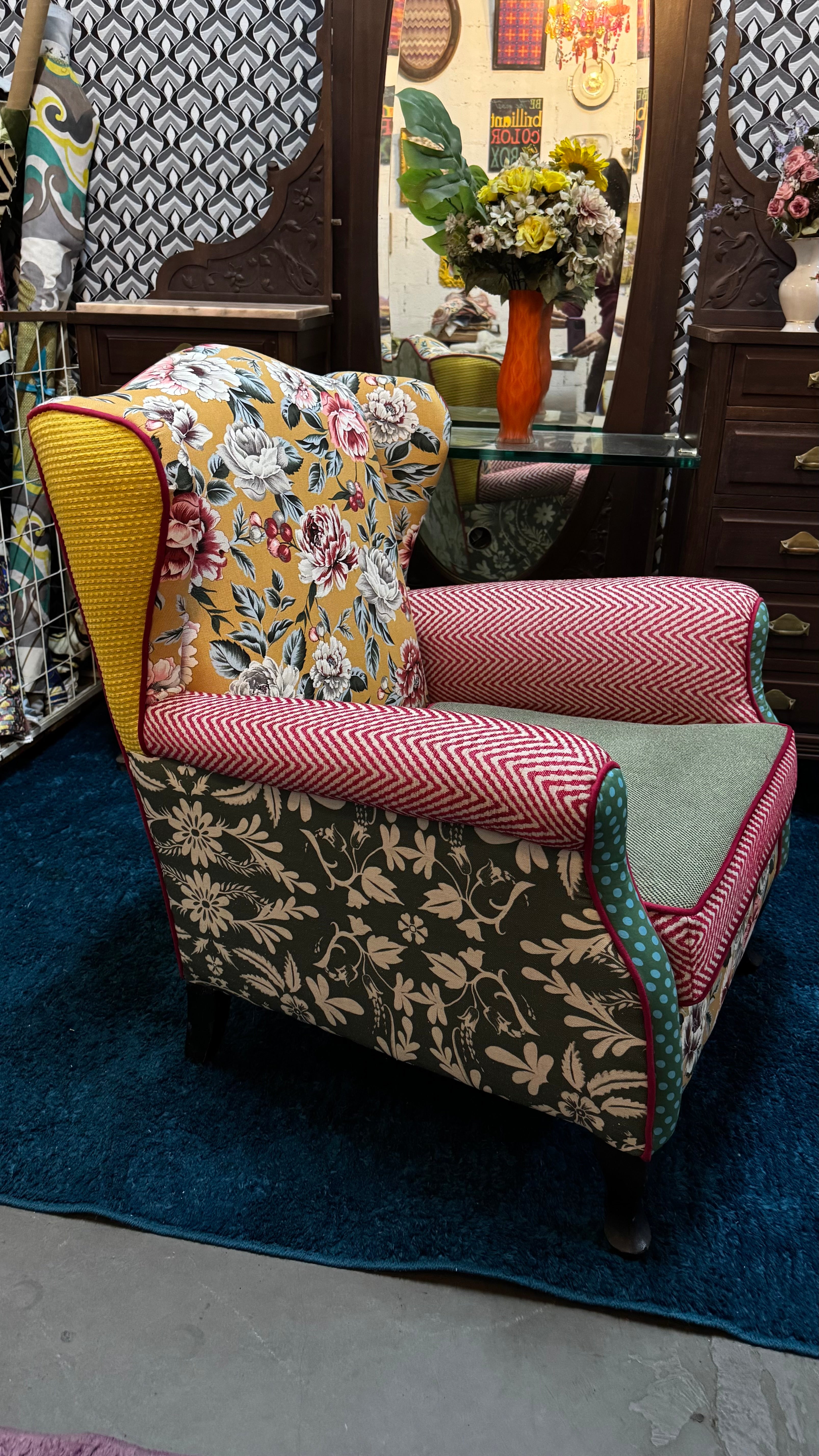 Poltrona Bergere "Magnólia" com tecidos coloridos e estampa floral 