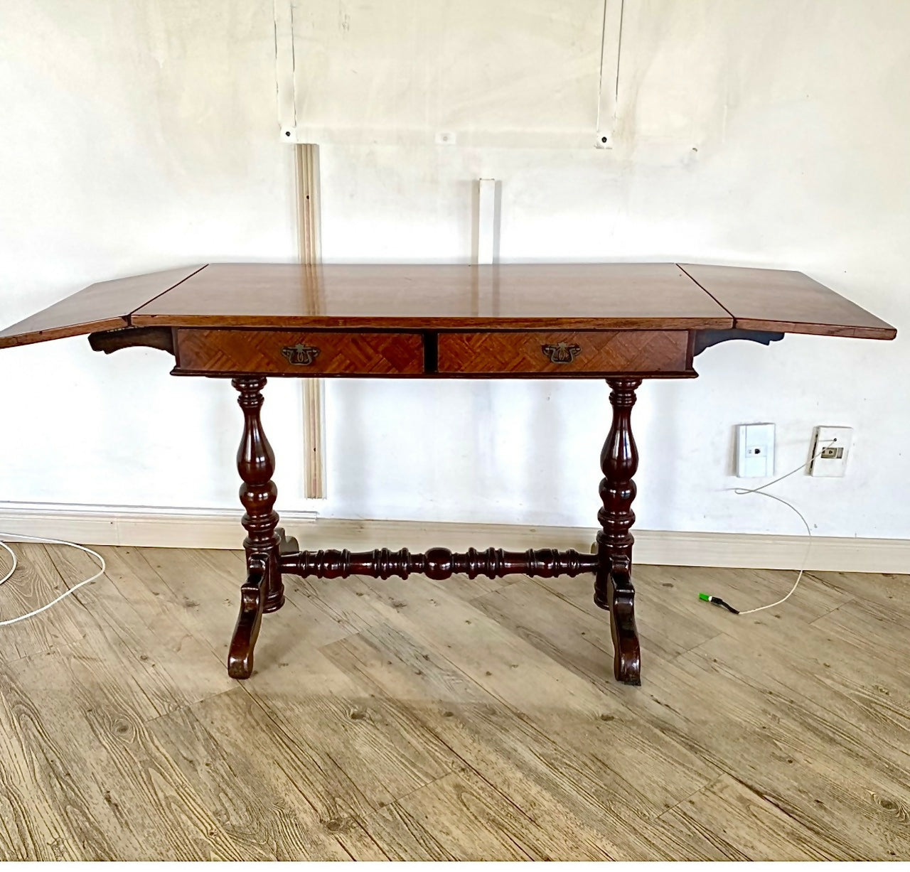Mesa console/aparador, com abas laterais dobrável, meados Séc.XIX, pés em imbuia e tampo marchetado.
