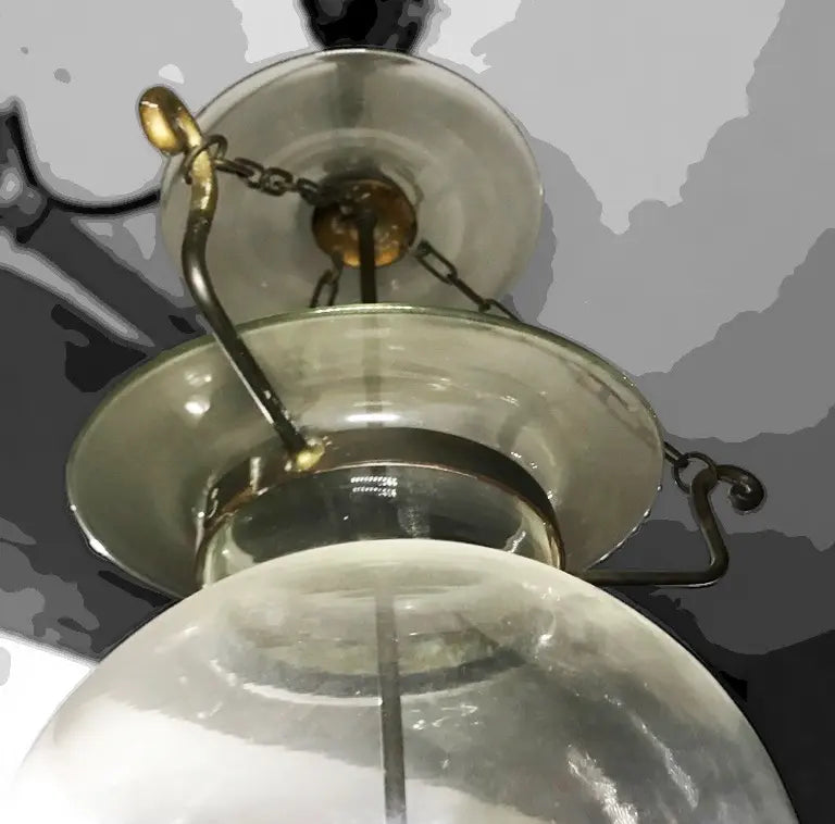 Lustre pendente antigo com globo de vidro e ferragens em metal