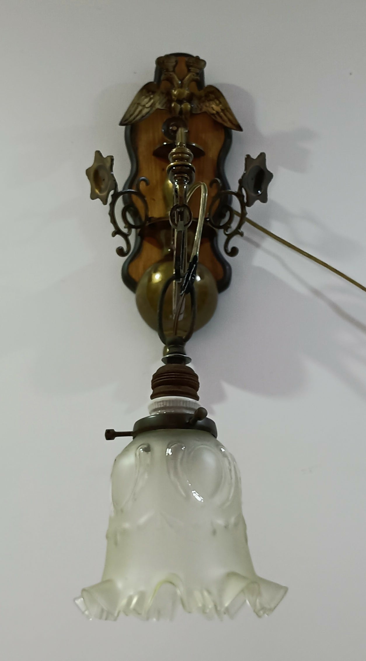 Luminária antiga ao gosto medieval