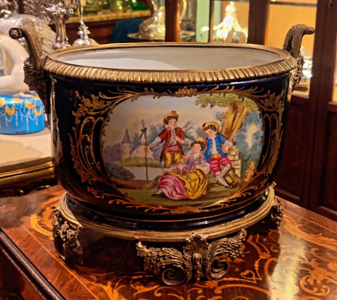 Centro de Mesa em porcelana Sèvres com detalhes em Bronze e fundo escuro 