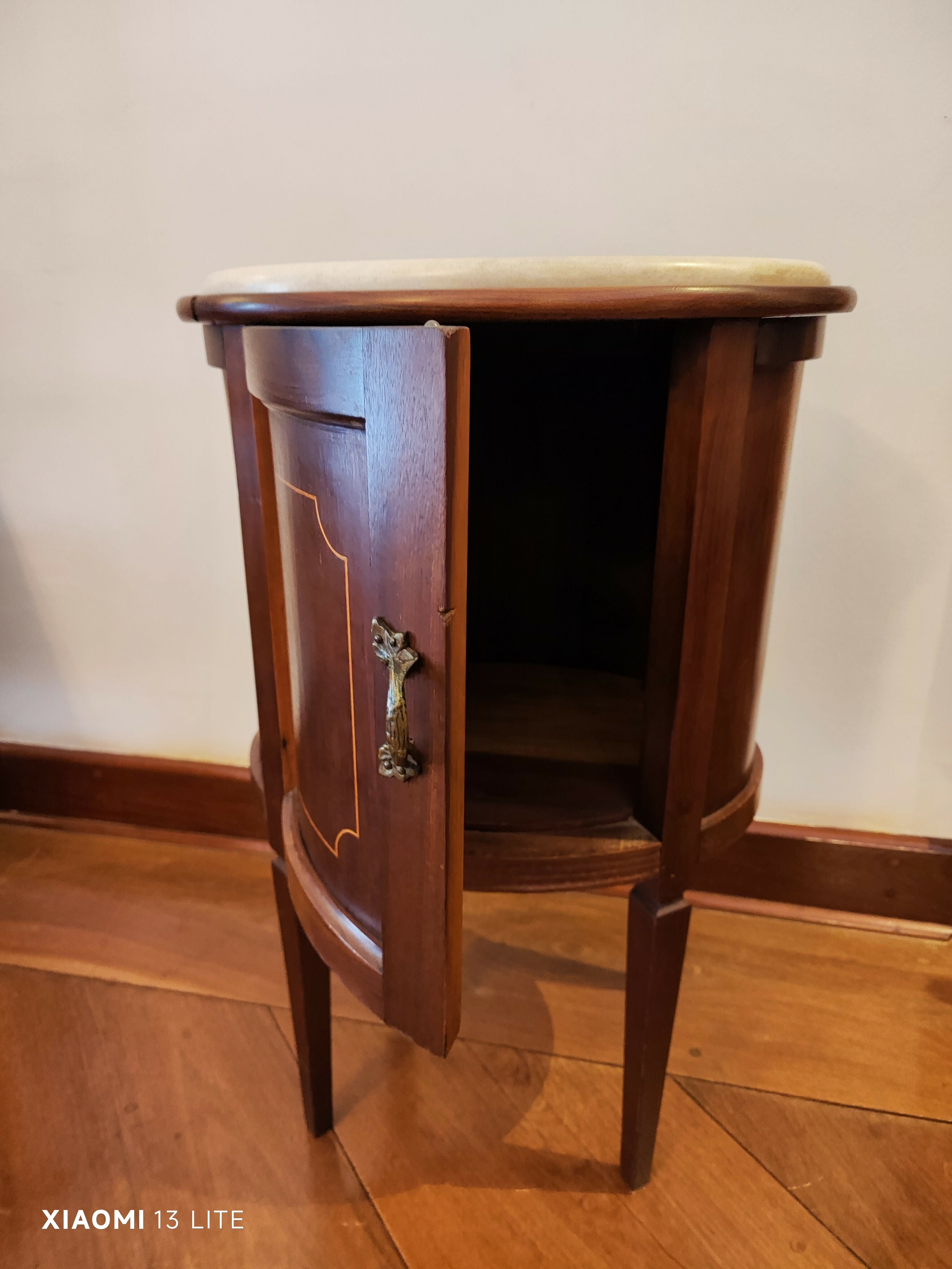 Mesa de cabeceira em madeira e pedra branca