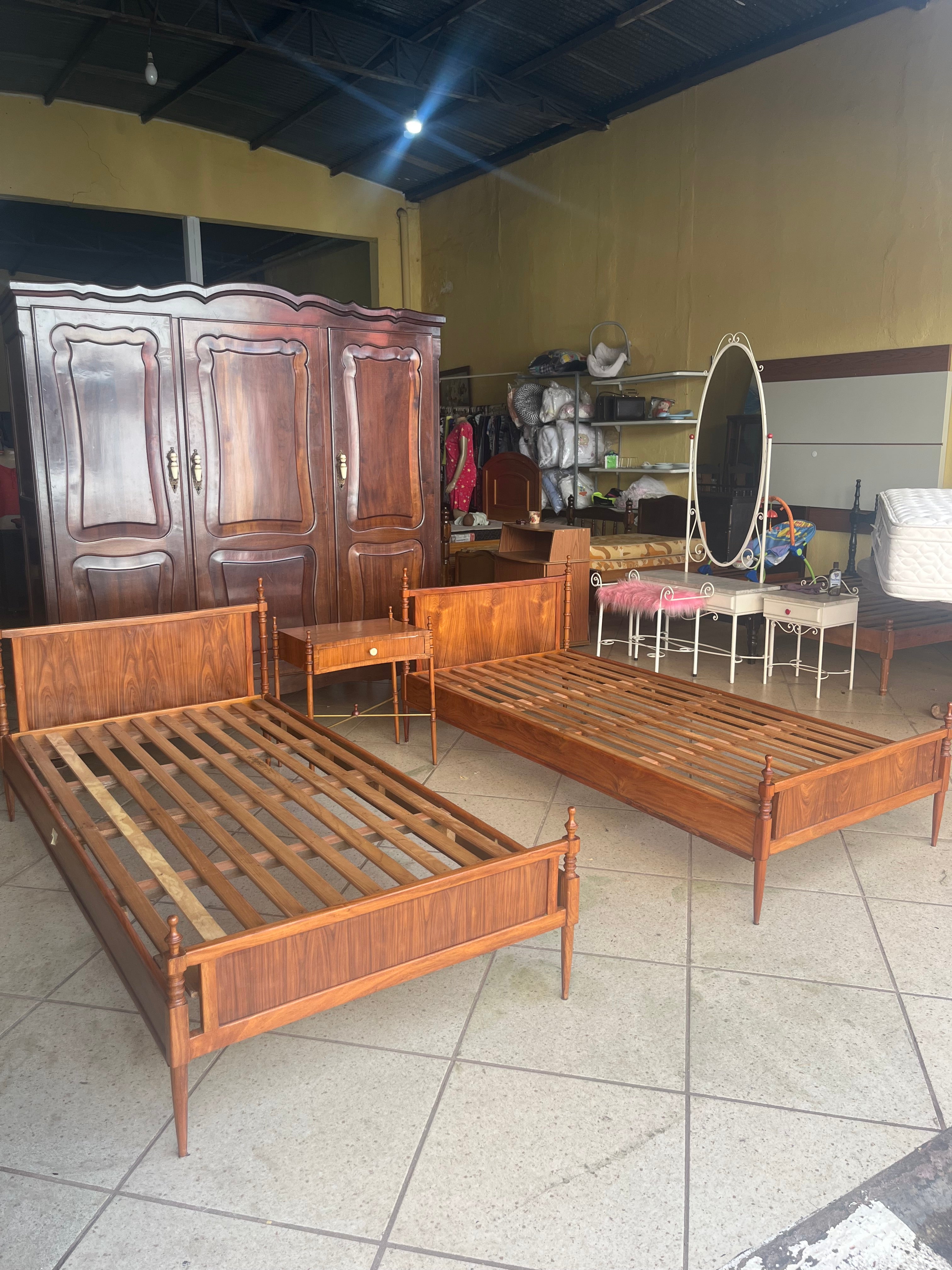 CONJUNTO DE CAMA DE SOLTEIRO COM MESINHA CABECEIRA ANTIGAS