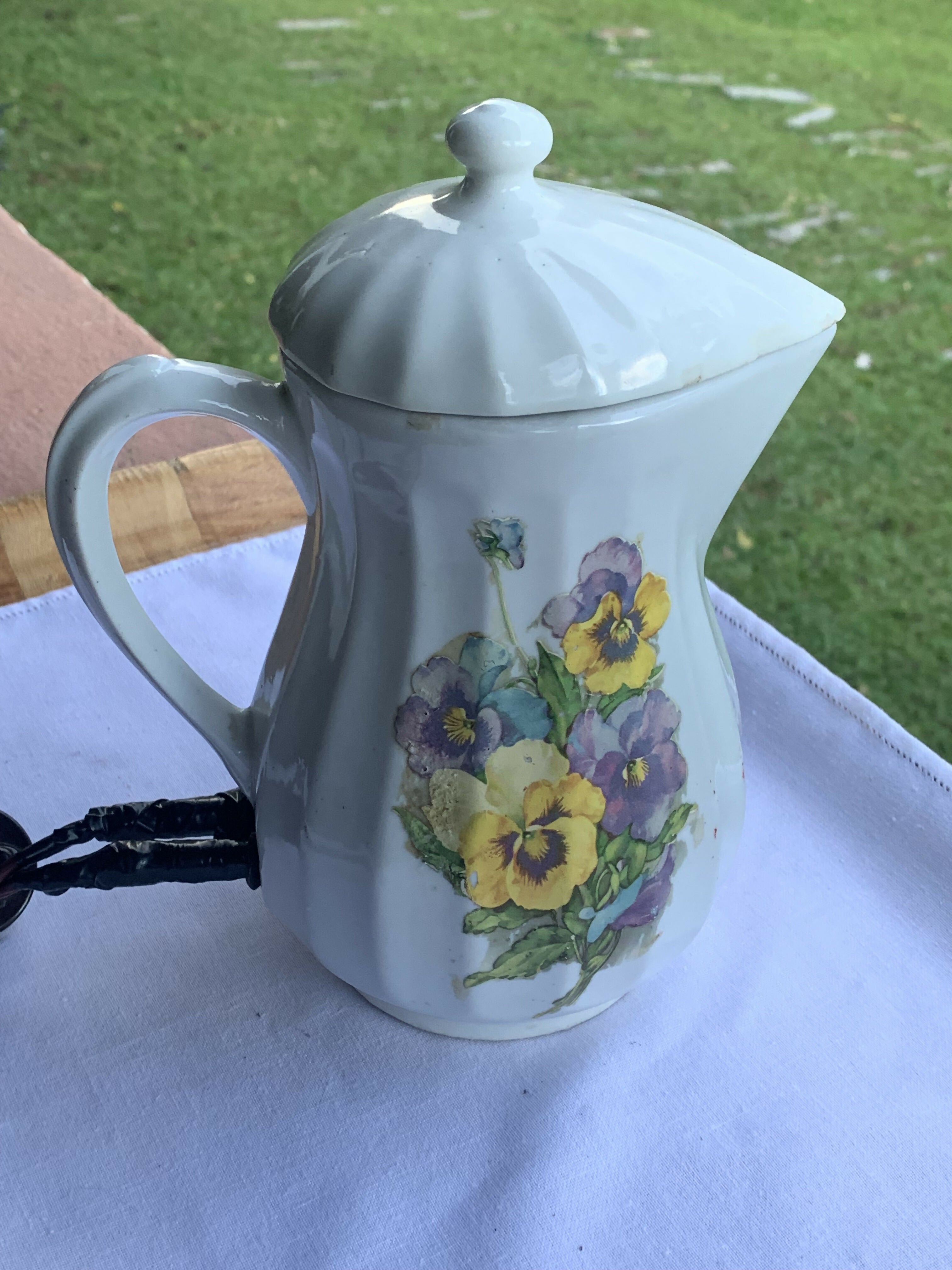 Rara Leiteira de Louça Aquecedora. com motivos florais