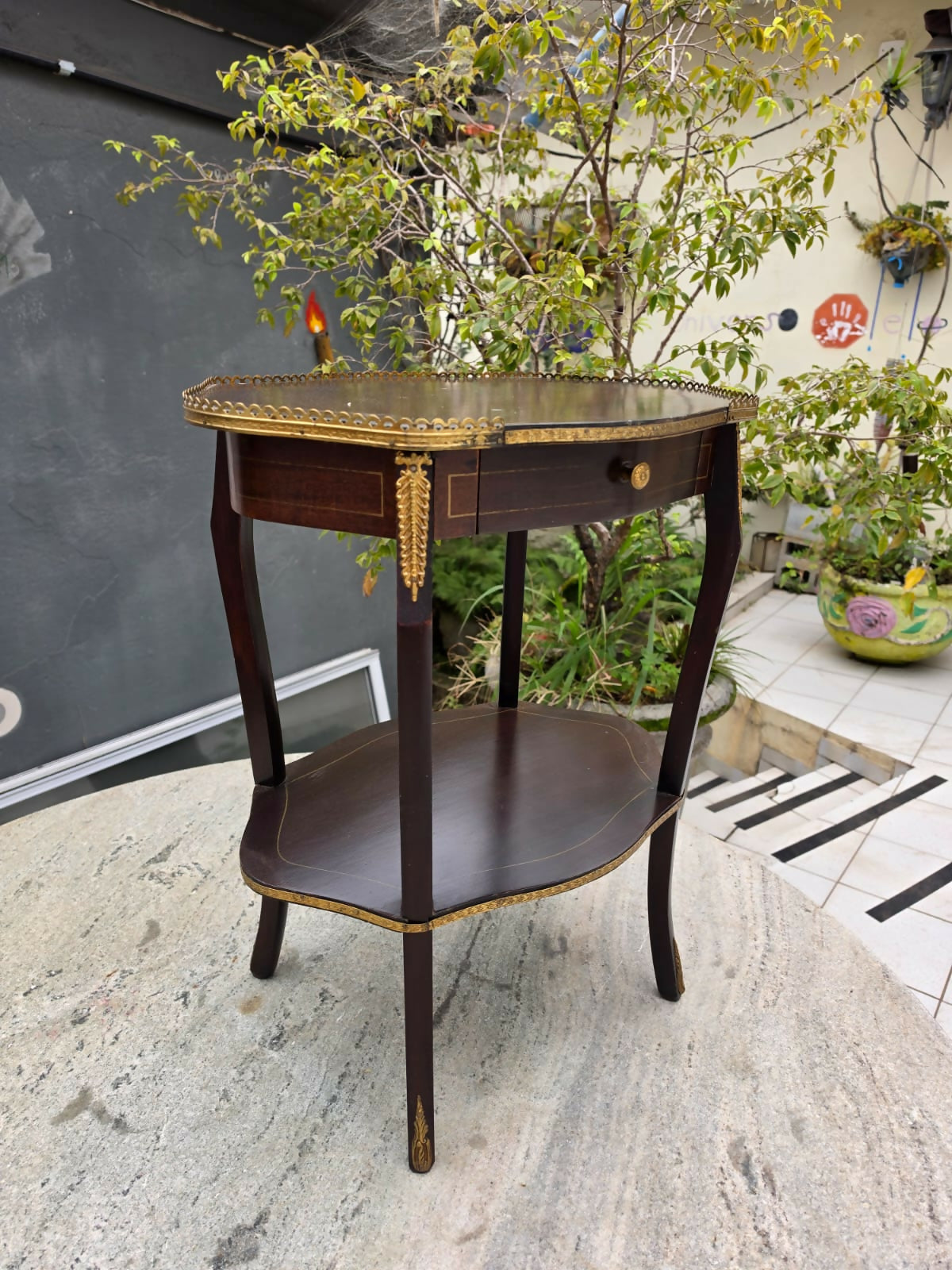 Mesa lateral estilo inglesa com detalhes em latão