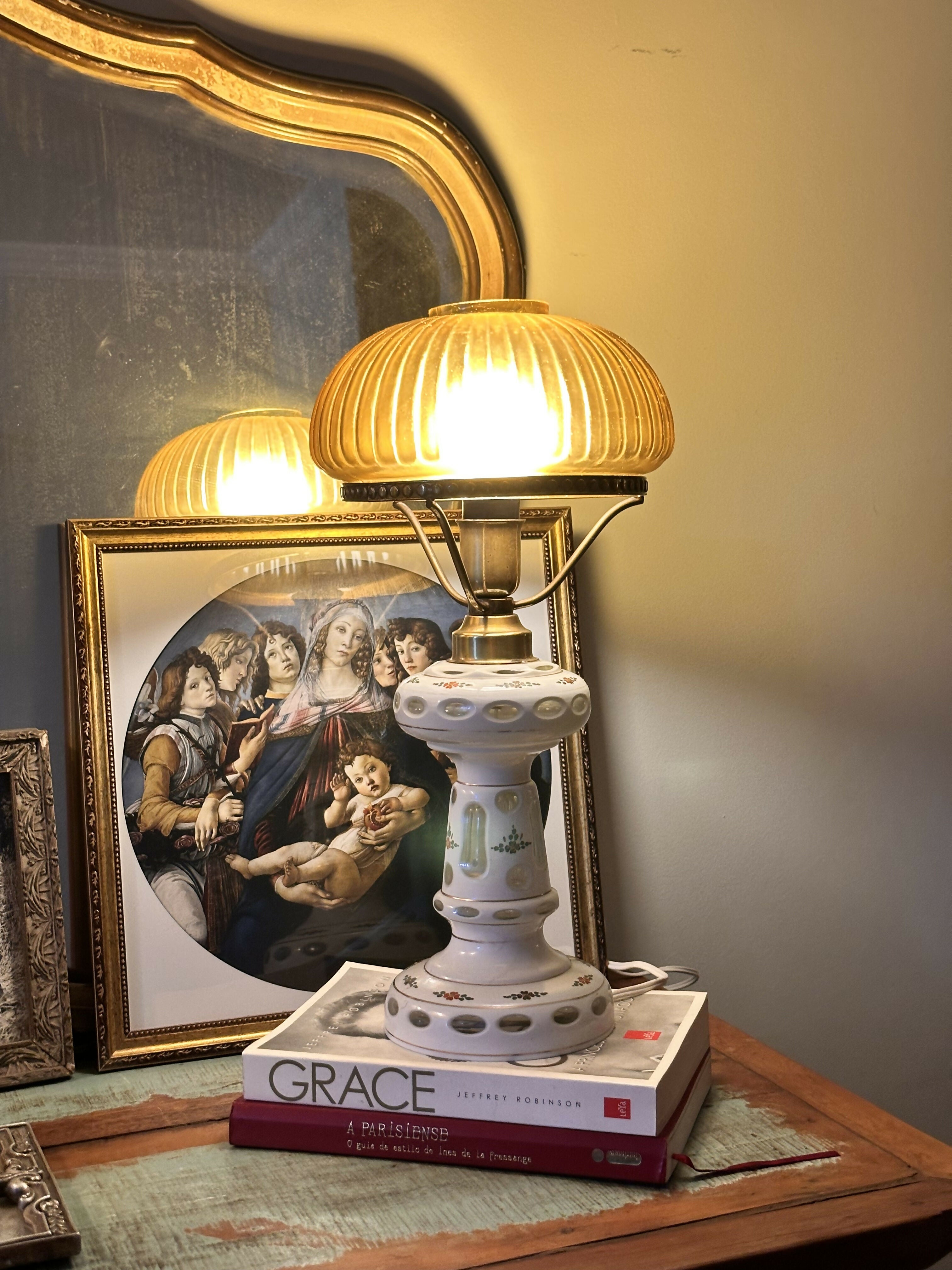 Maravilhoso e encantador abajur antigo em cristal overlay e pinturas de delicadas flores e cúpula em âmbar