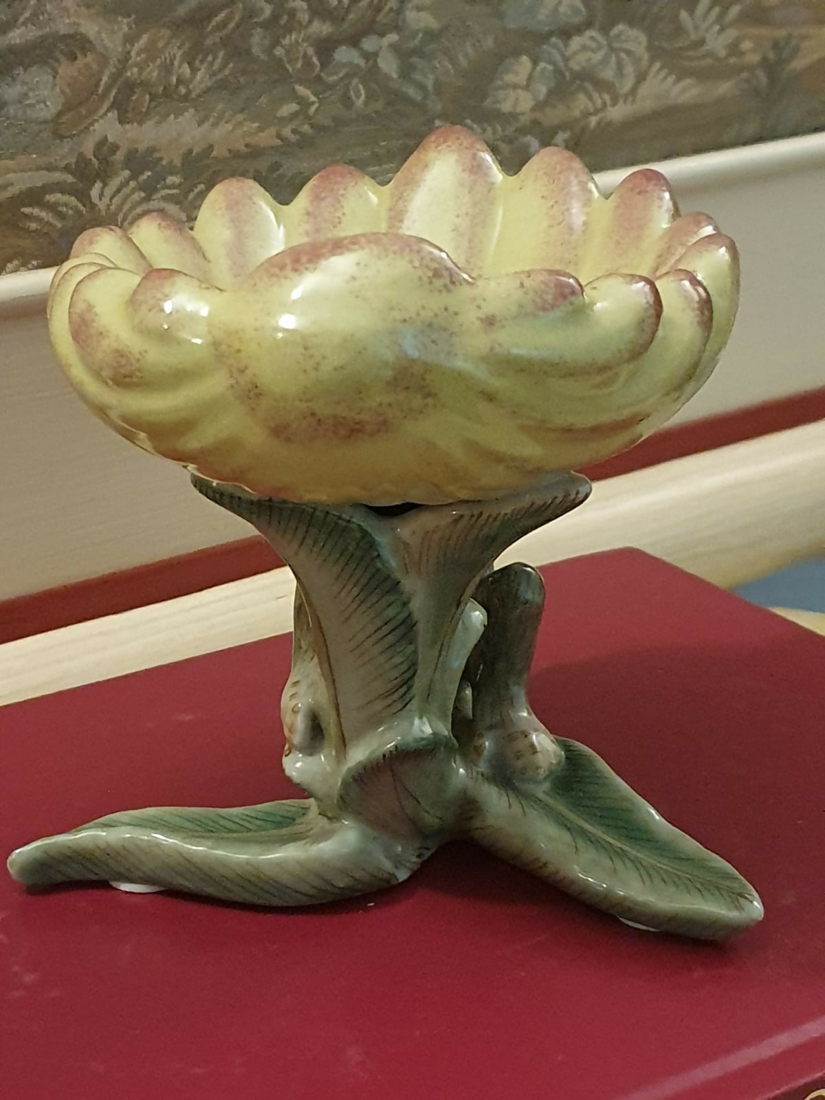 Escultura em cerâmica chinesa vintage, em formato de macaco segurando uma folha / concha. Perfeito estado!