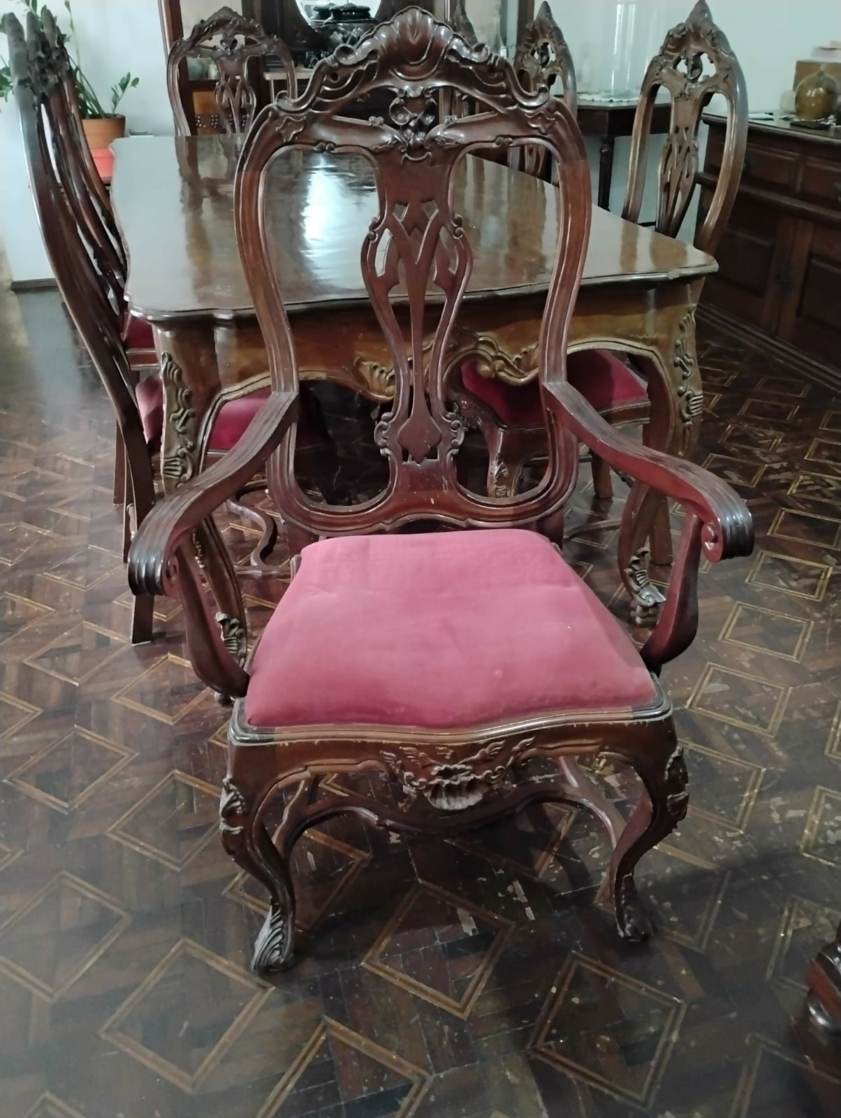 Mesa de jantar clássica em madeira maciça com 8 cadeiras estofadas