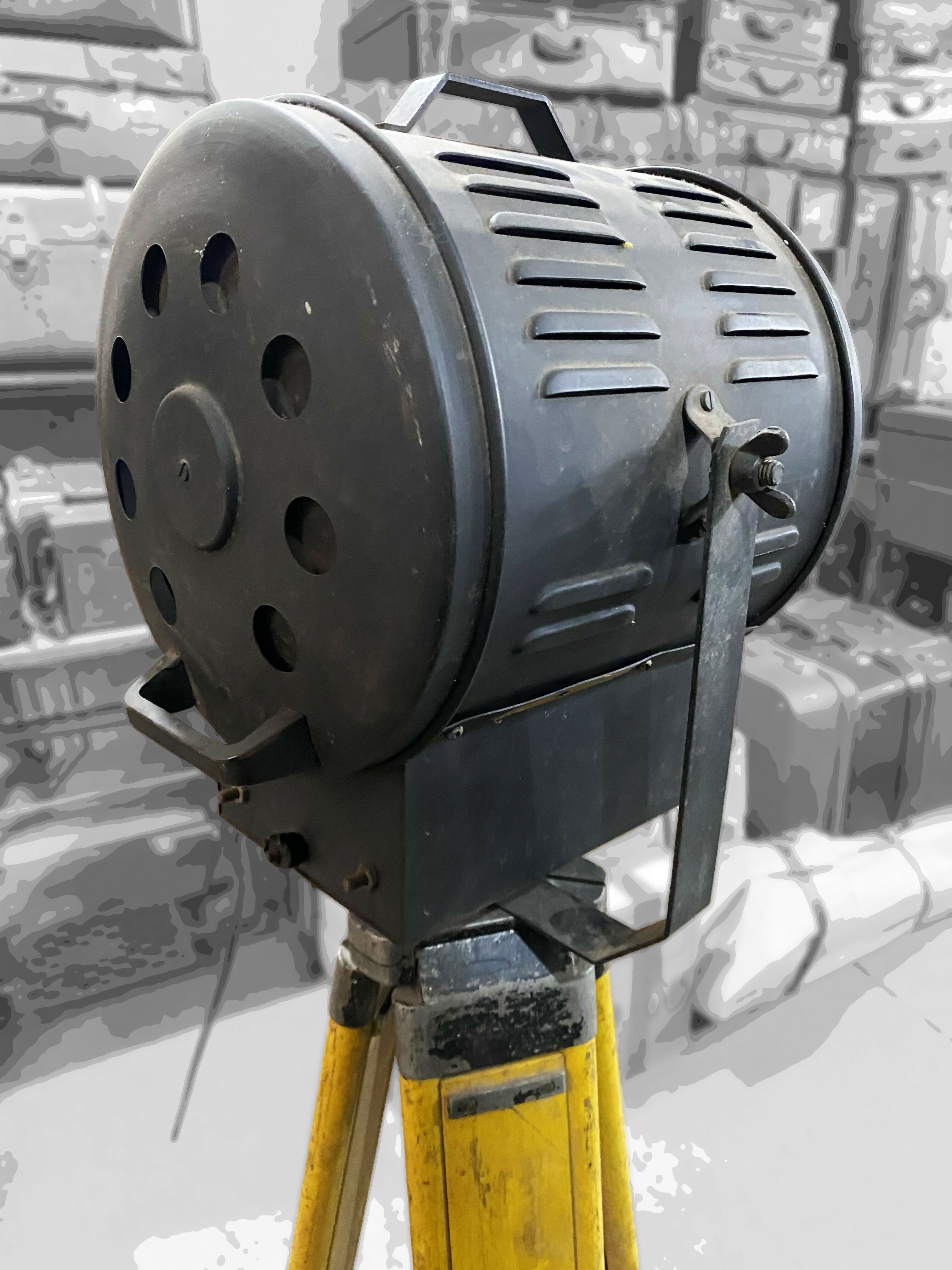 Luminária customizada com refletor de cinema (tam. médio) + tripé amarelo