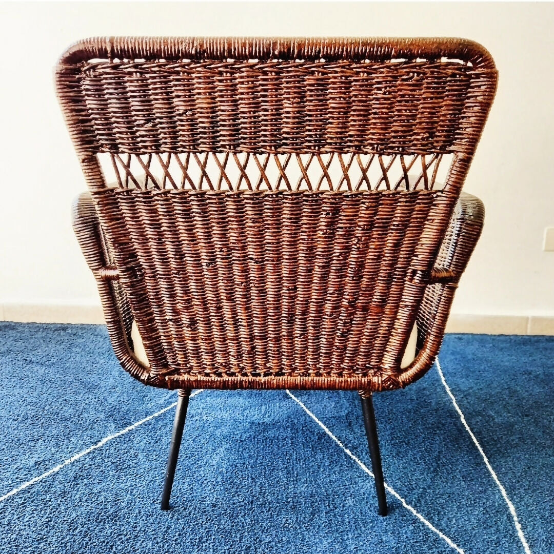Poltrona anos 60 em ferro e junco