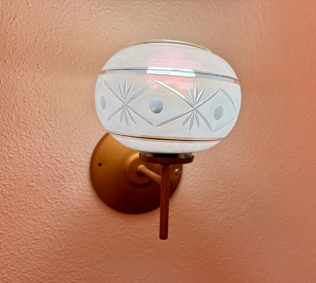 Par de Arandelas douradas com cúpula em vidro trabalhado