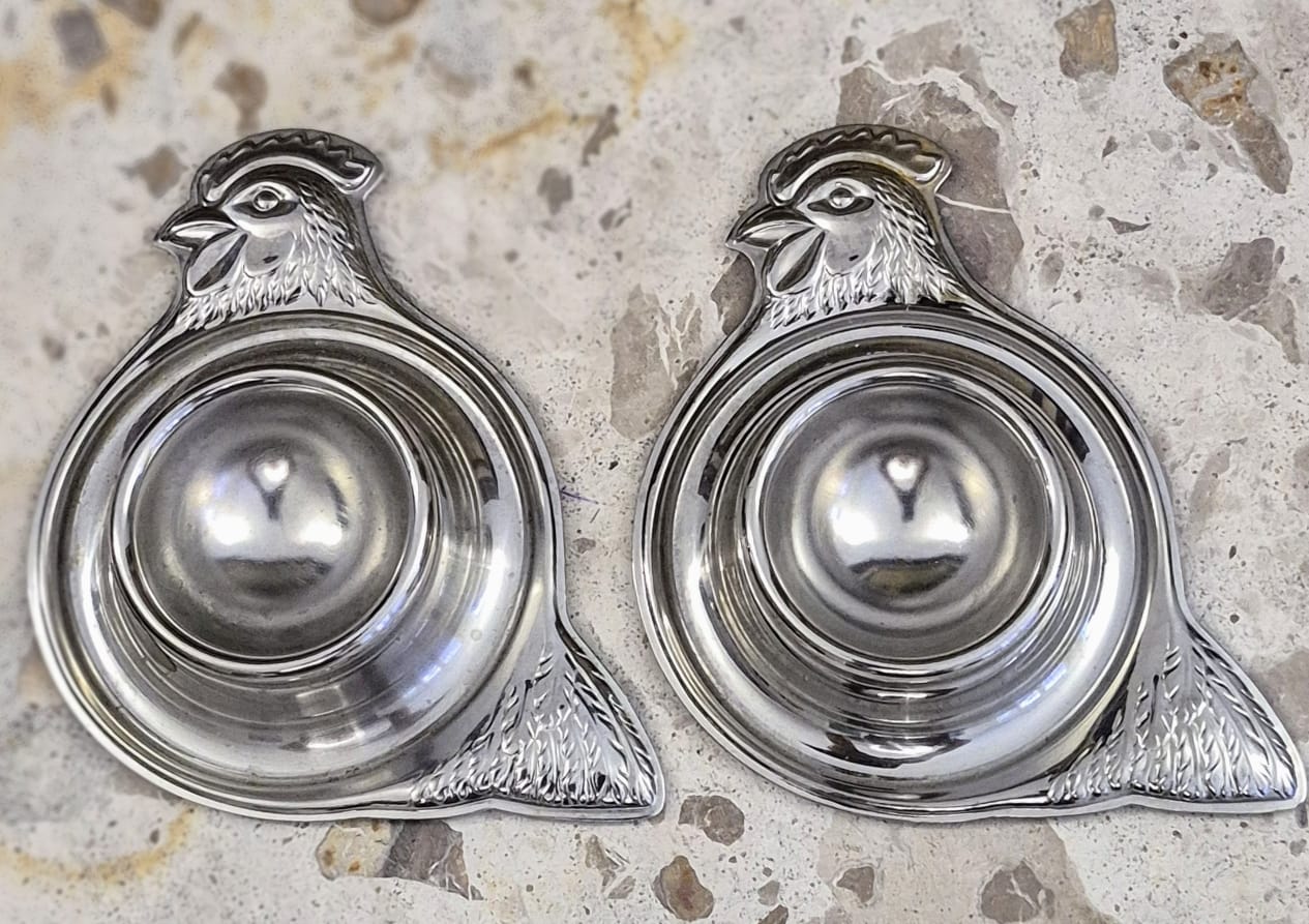 Par de porta ovos em Cromargan, WMF, em formato de galinha.  Um barato! Impecáveis.