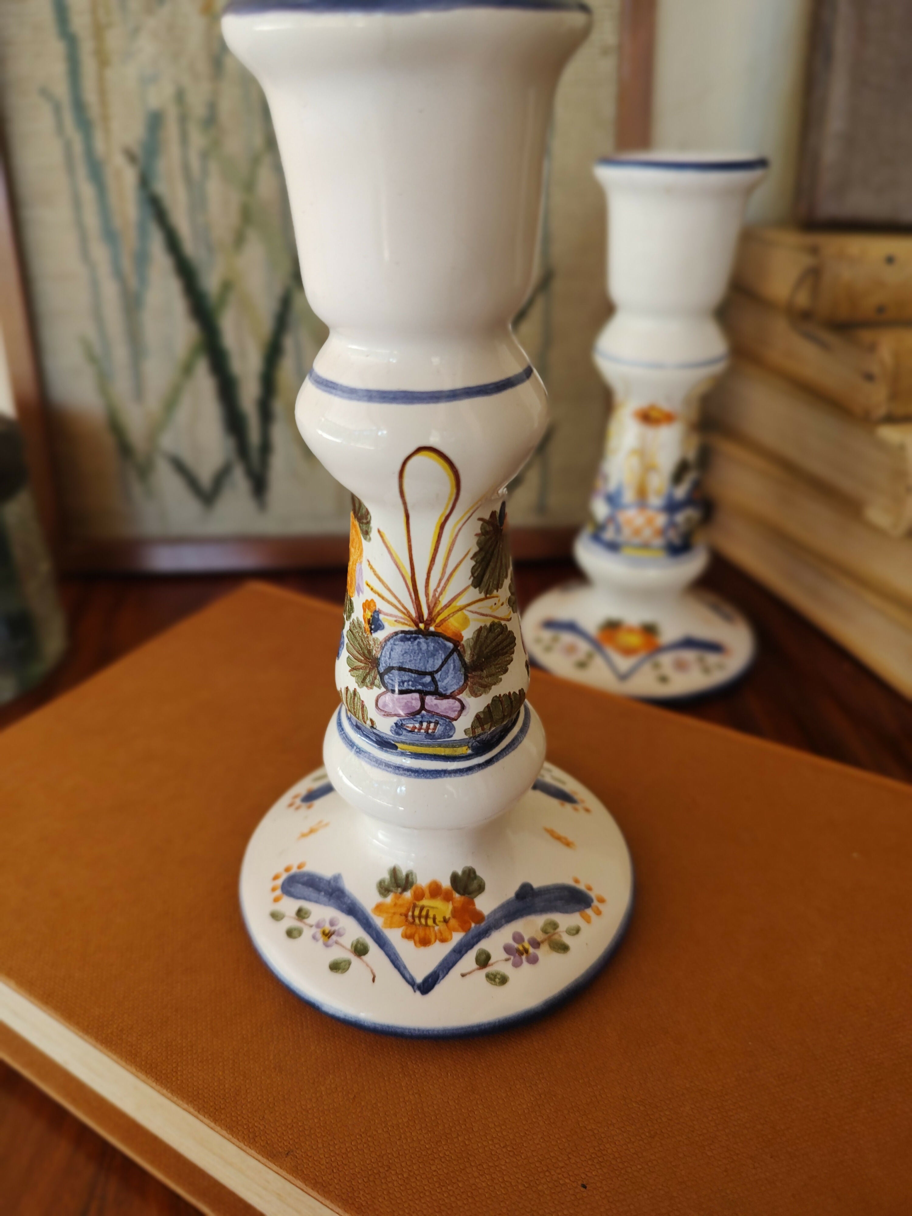 Belíssimo Par de Castiçais em faiança pintada à mão