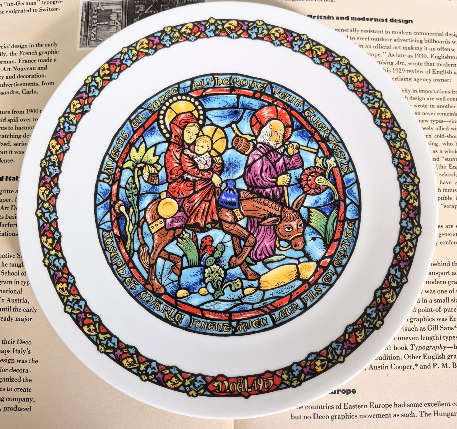 Coleção de pratos decorativos em porcelana francesa Limoges, a série "Noël Vitrail" de 1976, Henri D&