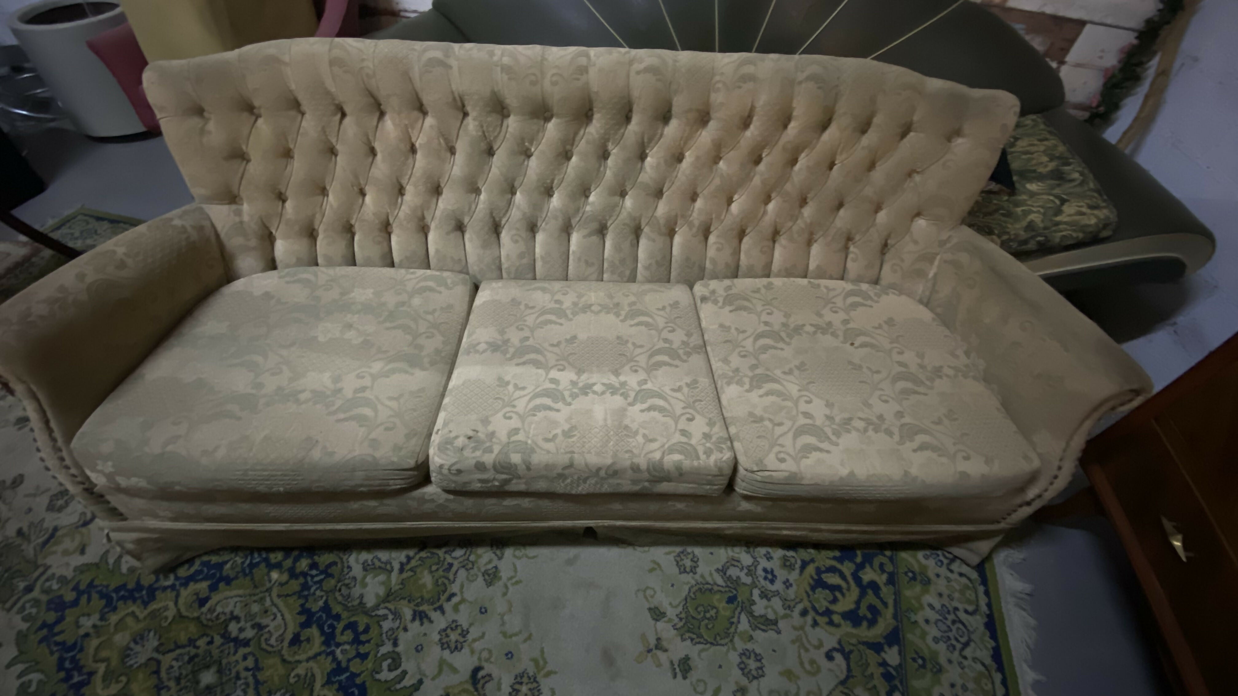 Sofá Bergere em capitonê